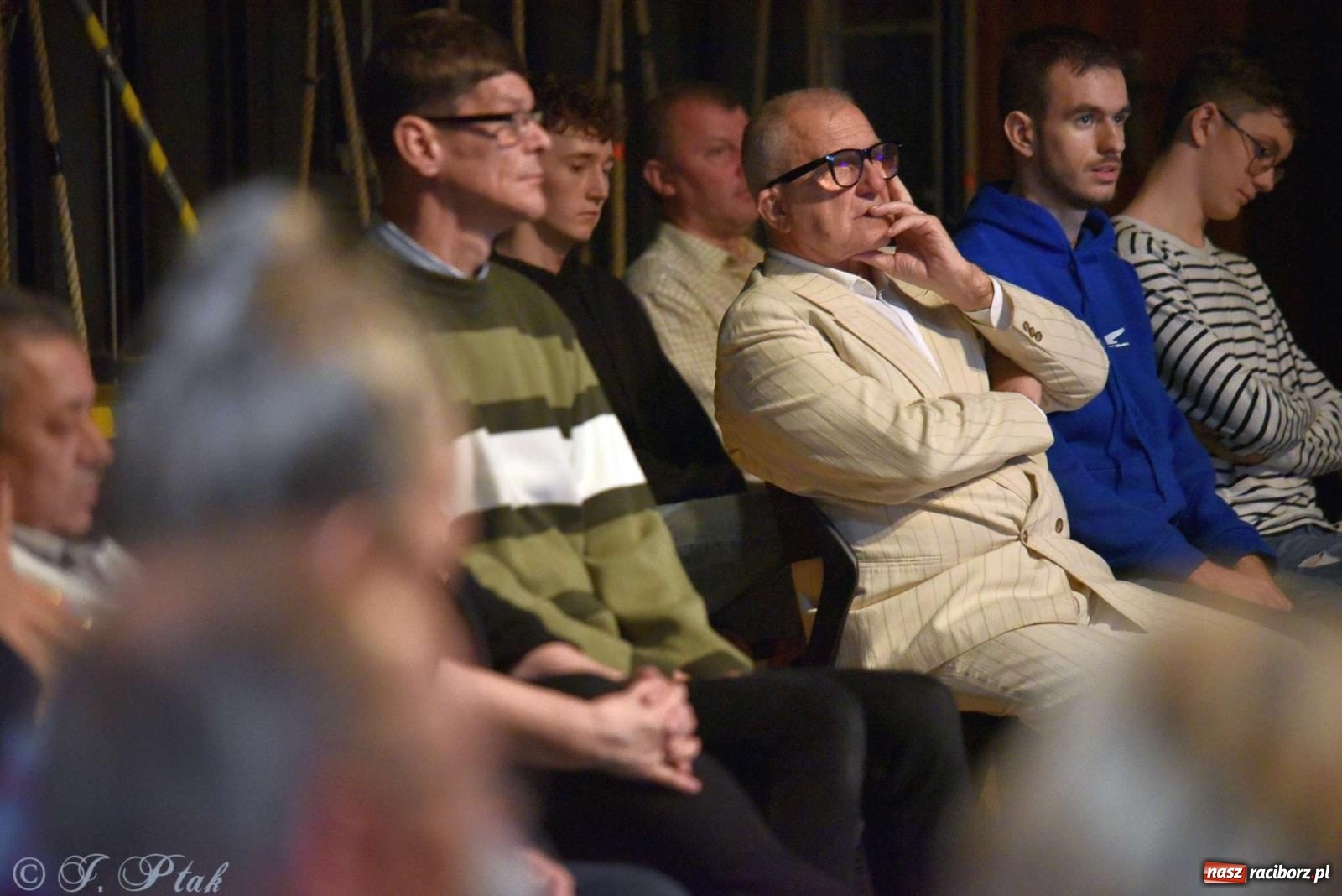 Zdjęcie w galerii na portalu naszraciborz.pl: Last Minute. Rdzenni Górnoślązacy pokazali w RCK spektakl o transformacji wiadomości z regionu