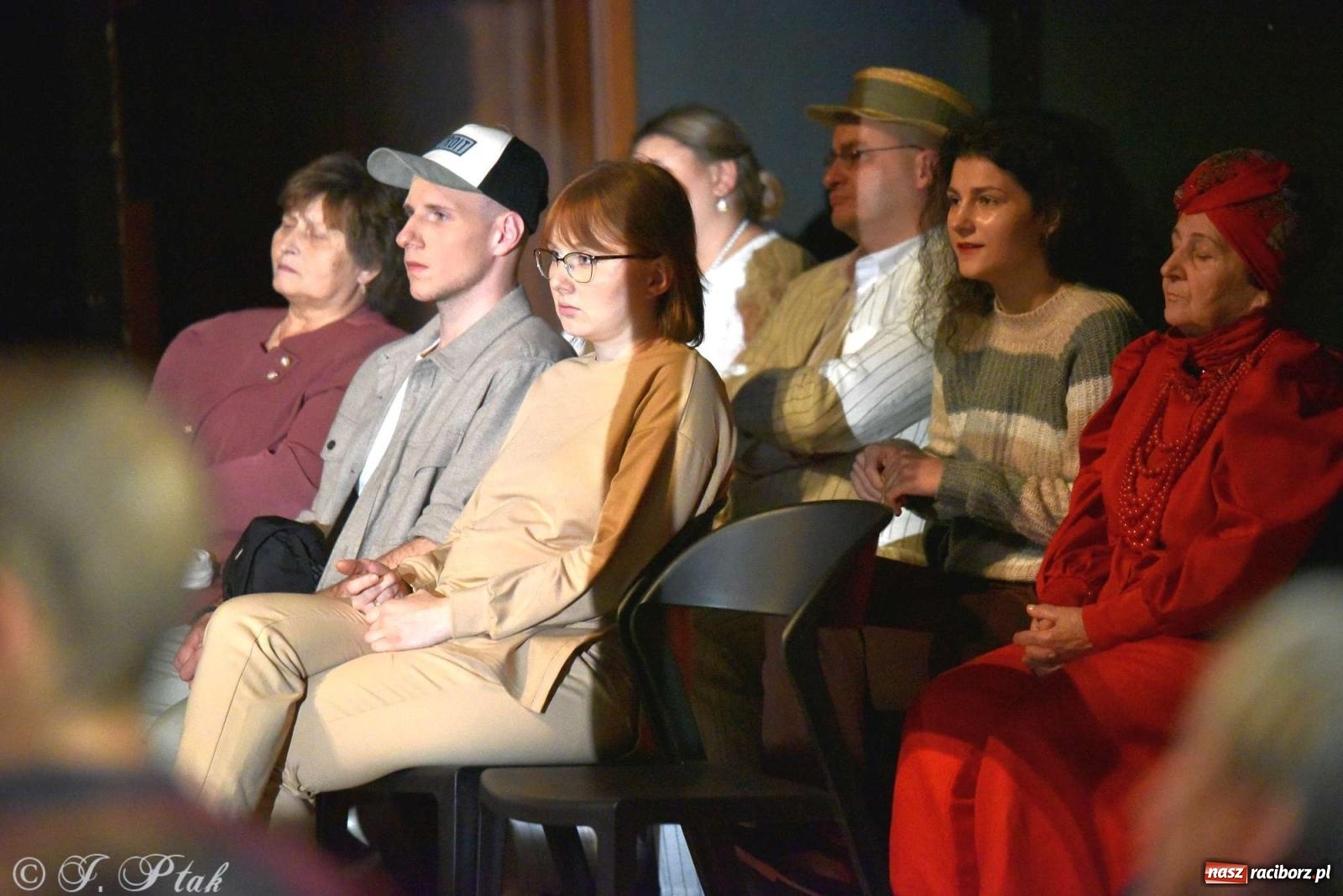 Zdjęcie w galerii na portalu naszraciborz.pl: Last Minute. Rdzenni Górnoślązacy pokazali w RCK spektakl o transformacji wiadomości z regionu