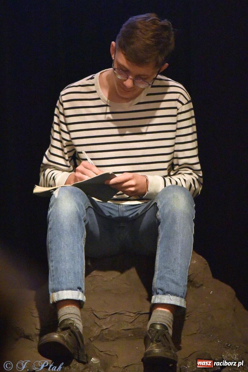 Zdjęcie w galerii na portalu naszraciborz.pl: Last Minute. Rdzenni Górnoślązacy pokazali w RCK spektakl o transformacji wiadomości z regionu