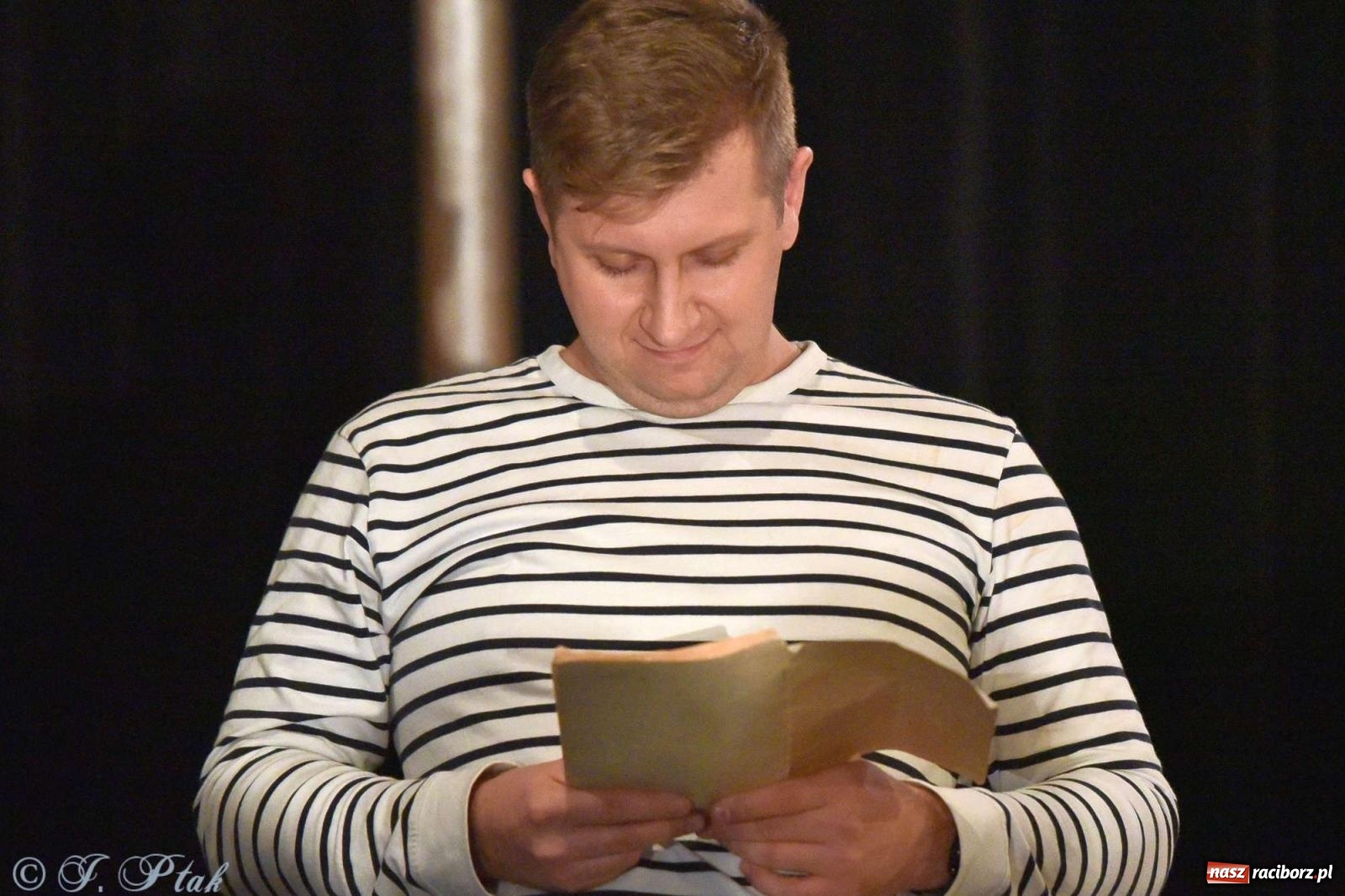 Zdjęcie w galerii na portalu naszraciborz.pl: Last Minute. Rdzenni Górnoślązacy pokazali w RCK spektakl o transformacji wiadomości z regionu