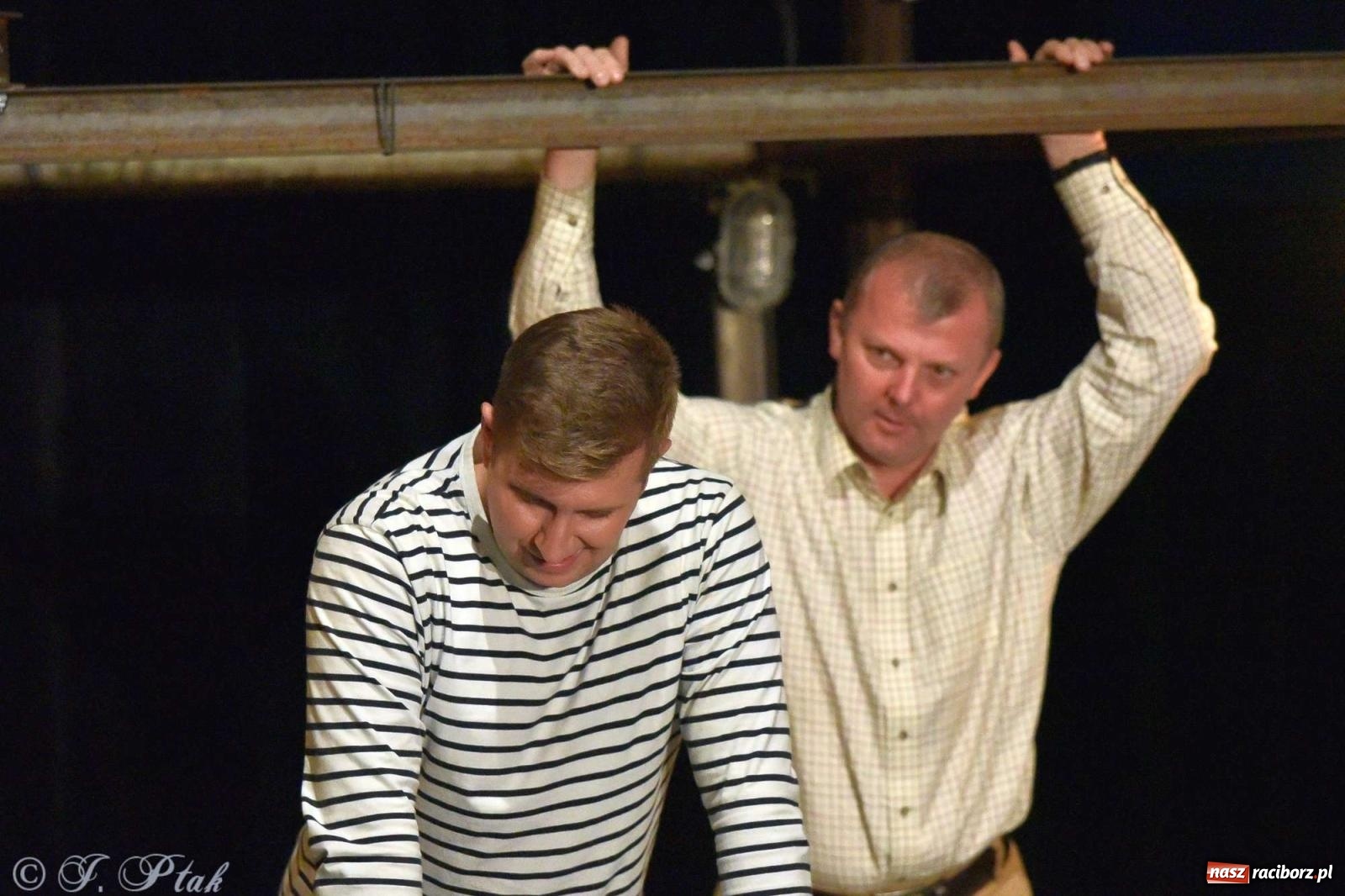 Zdjęcie w galerii na portalu naszraciborz.pl: Last Minute. Rdzenni Górnoślązacy pokazali w RCK spektakl o transformacji wiadomości z regionu