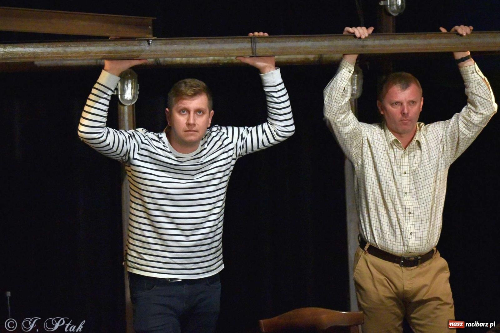 Zdjęcie w galerii na portalu naszraciborz.pl: Last Minute. Rdzenni Górnoślązacy pokazali w RCK spektakl o transformacji wiadomości z regionu