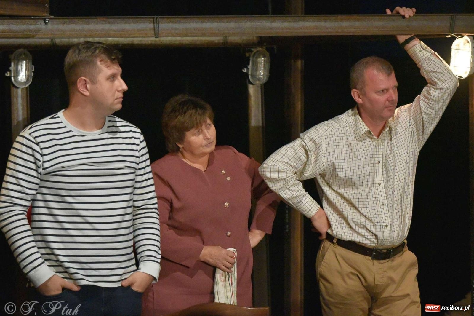 Zdjęcie w galerii na portalu naszraciborz.pl: Last Minute. Rdzenni Górnoślązacy pokazali w RCK spektakl o transformacji wiadomości z regionu