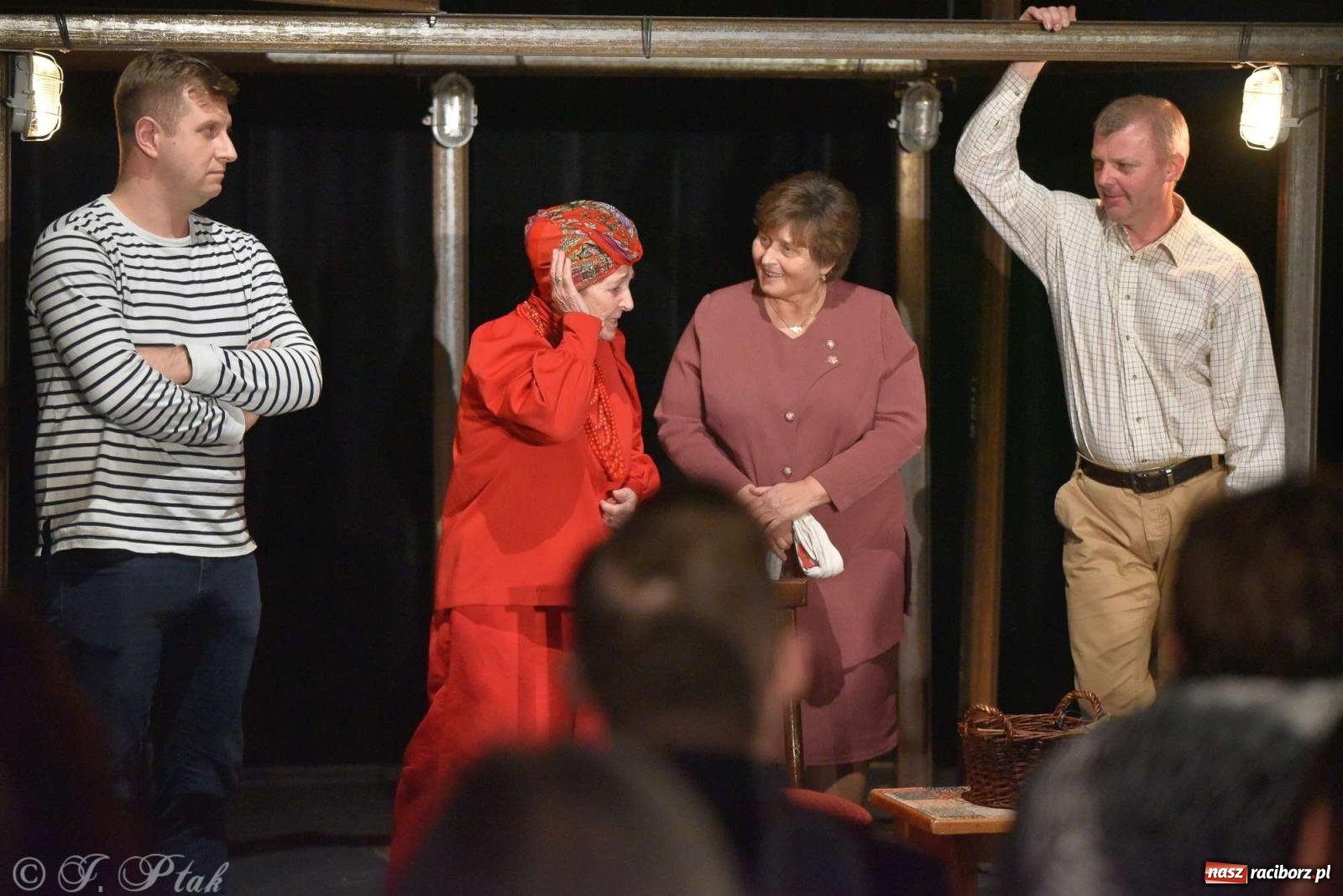 Zdjęcie w galerii na portalu naszraciborz.pl: Last Minute. Rdzenni Górnoślązacy pokazali w RCK spektakl o transformacji wiadomości z regionu