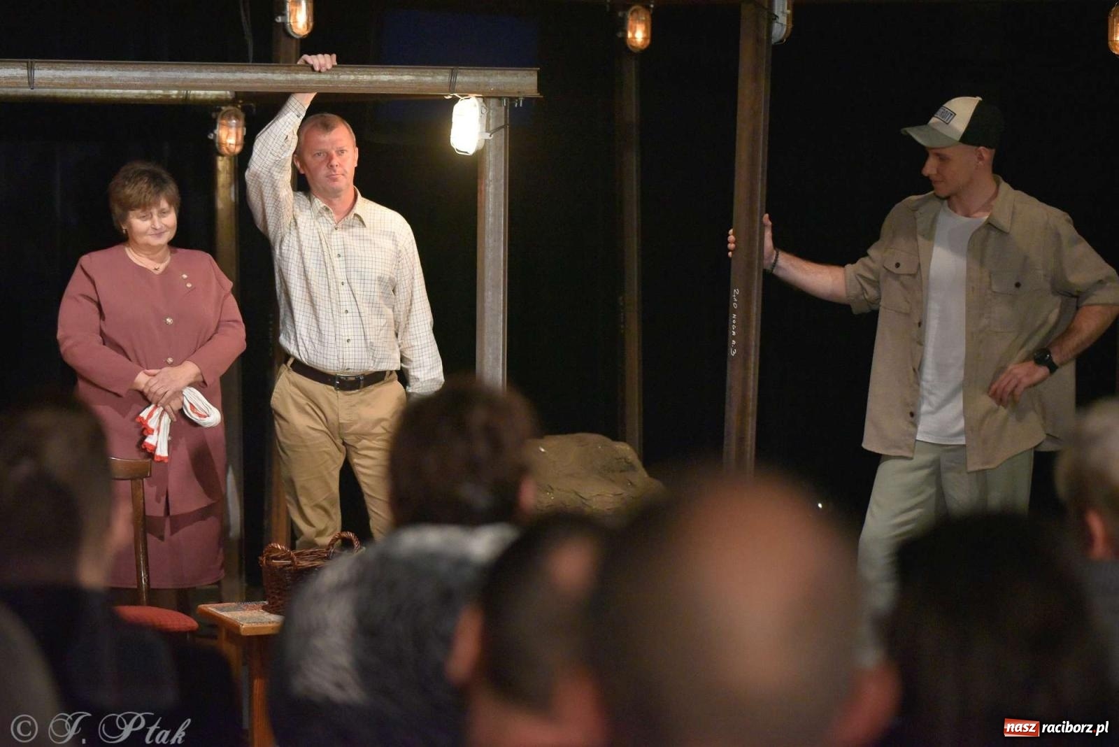 Zdjęcie w galerii na portalu naszraciborz.pl: Last Minute. Rdzenni Górnoślązacy pokazali w RCK spektakl o transformacji wiadomości z regionu