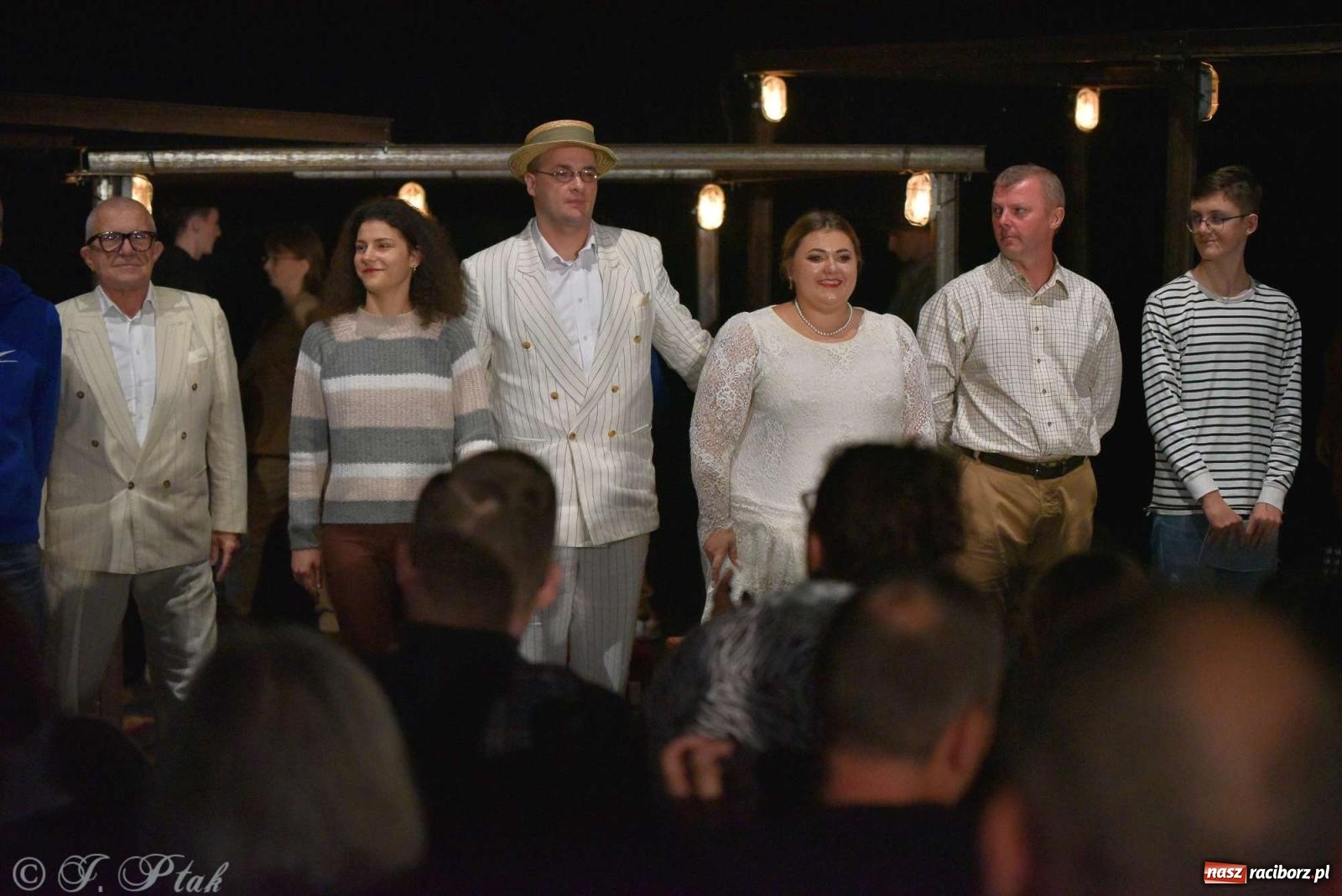 Zdjęcie w galerii na portalu naszraciborz.pl: Last Minute. Rdzenni Górnoślązacy pokazali w RCK spektakl o transformacji wiadomości z regionu