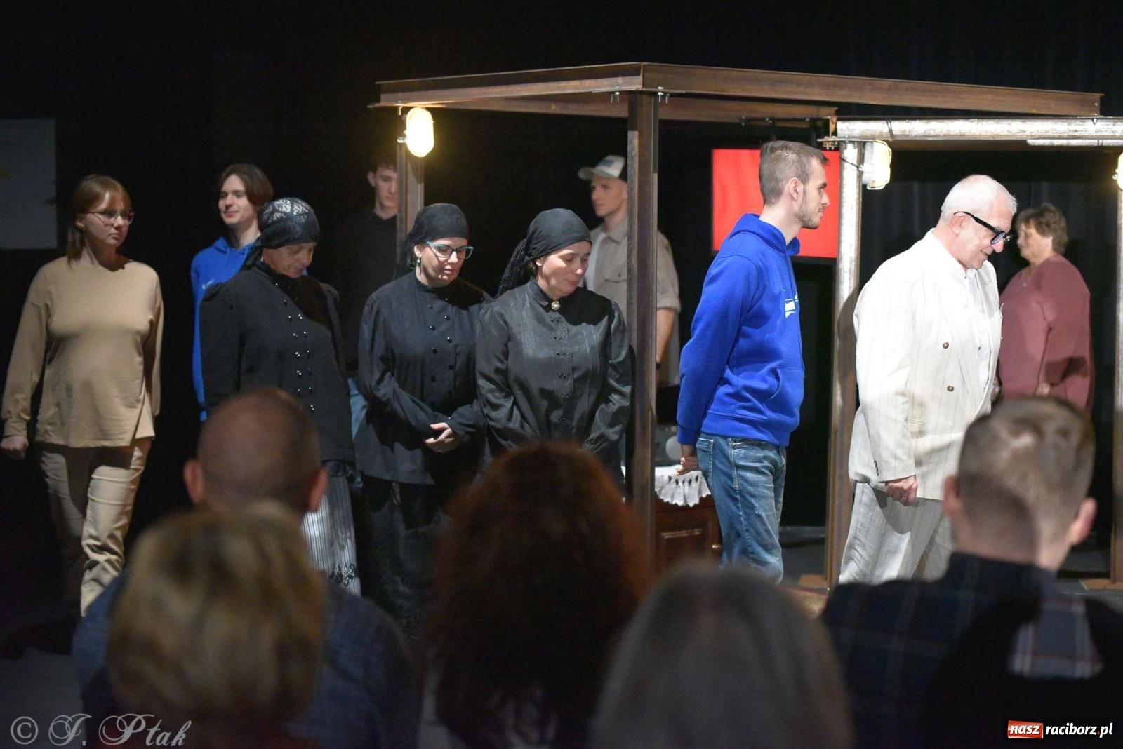 Zdjęcie w galerii na portalu naszraciborz.pl: Last Minute. Rdzenni Górnoślązacy pokazali w RCK spektakl o transformacji wiadomości z regionu