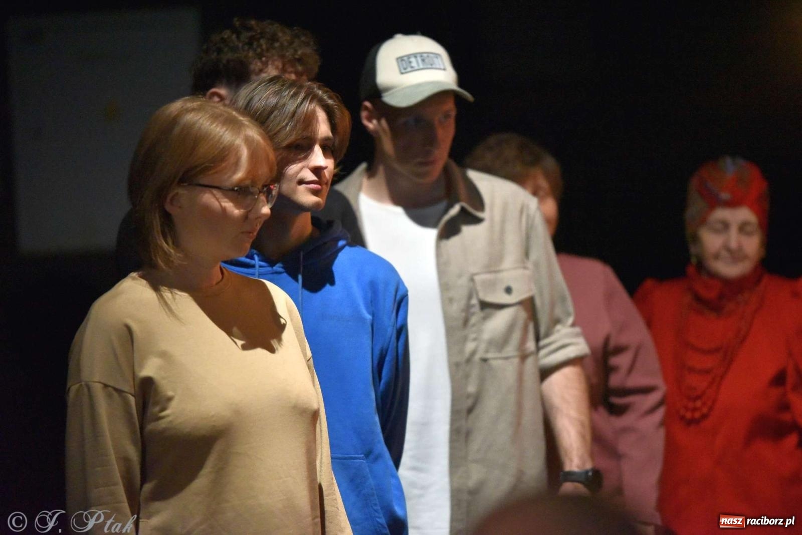 Zdjęcie w galerii na portalu naszraciborz.pl: Last Minute. Rdzenni Górnoślązacy pokazali w RCK spektakl o transformacji wiadomości z regionu