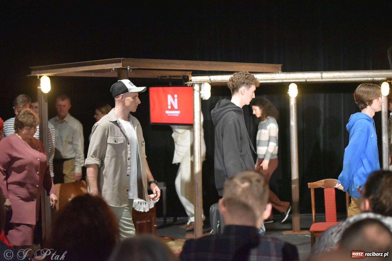 Zdjęcie w galerii na portalu naszraciborz.pl: Last Minute. Rdzenni Górnoślązacy pokazali w RCK spektakl o transformacji wiadomości z regionu