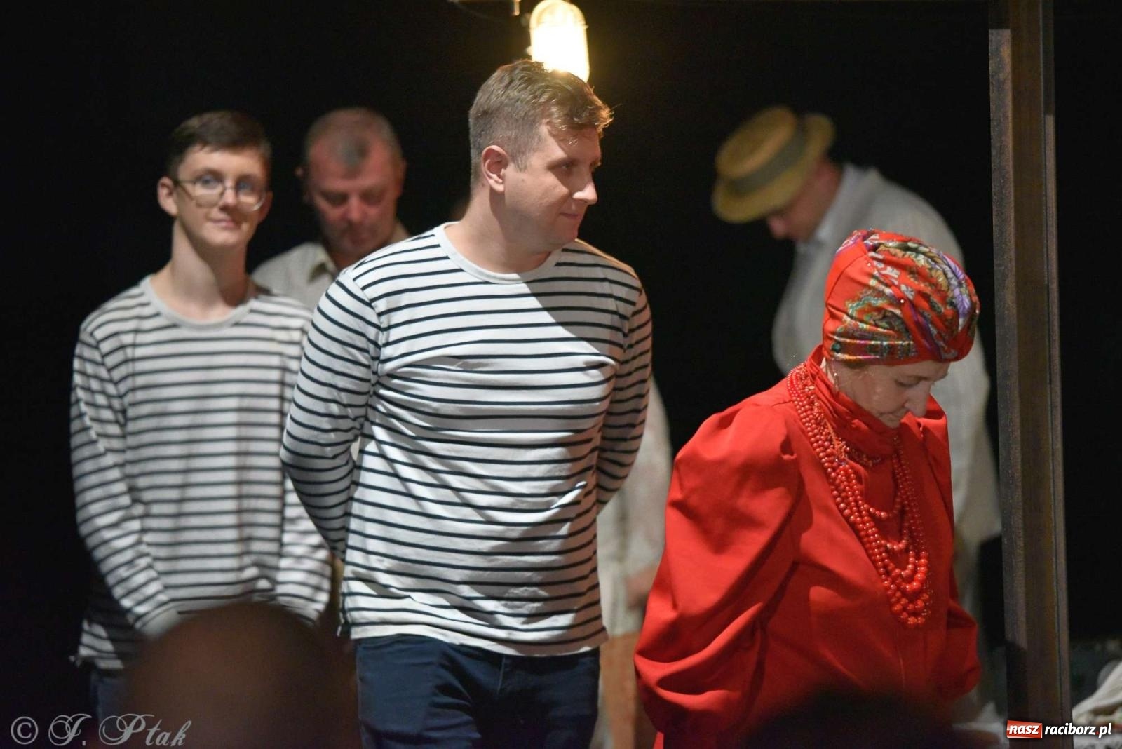 Zdjęcie w galerii na portalu naszraciborz.pl: Last Minute. Rdzenni Górnoślązacy pokazali w RCK spektakl o transformacji wiadomości z regionu