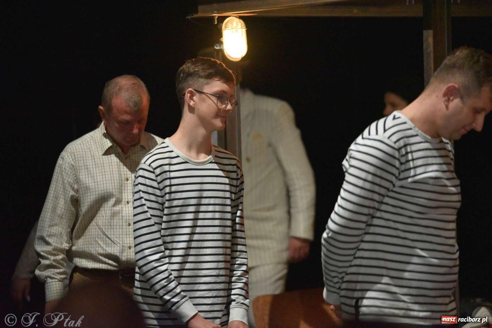 Zdjęcie w galerii na portalu naszraciborz.pl: Last Minute. Rdzenni Górnoślązacy pokazali w RCK spektakl o transformacji wiadomości z regionu