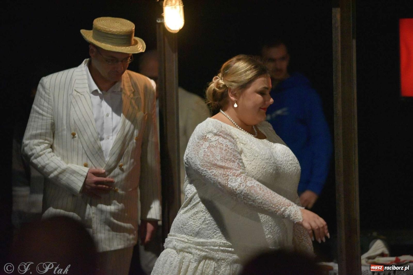 Zdjęcie w galerii na portalu naszraciborz.pl: Last Minute. Rdzenni Górnoślązacy pokazali w RCK spektakl o transformacji wiadomości z regionu