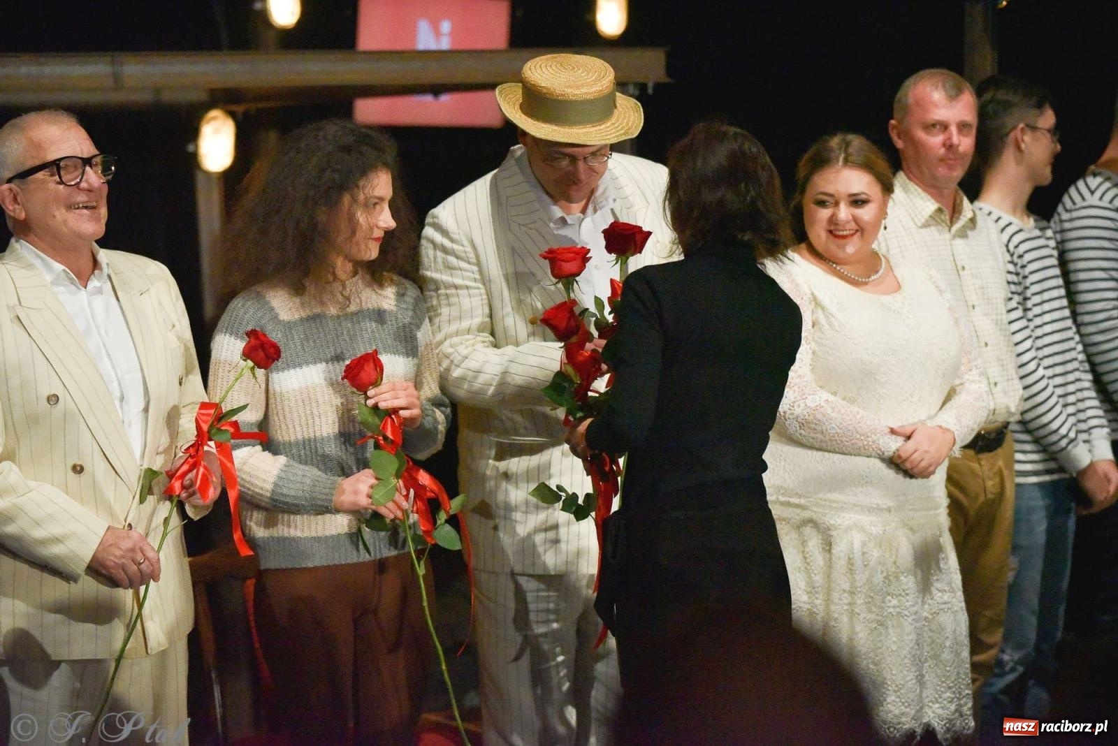 Zdjęcie w galerii na portalu naszraciborz.pl: Last Minute. Rdzenni Górnoślązacy pokazali w RCK spektakl o transformacji wiadomości z regionu