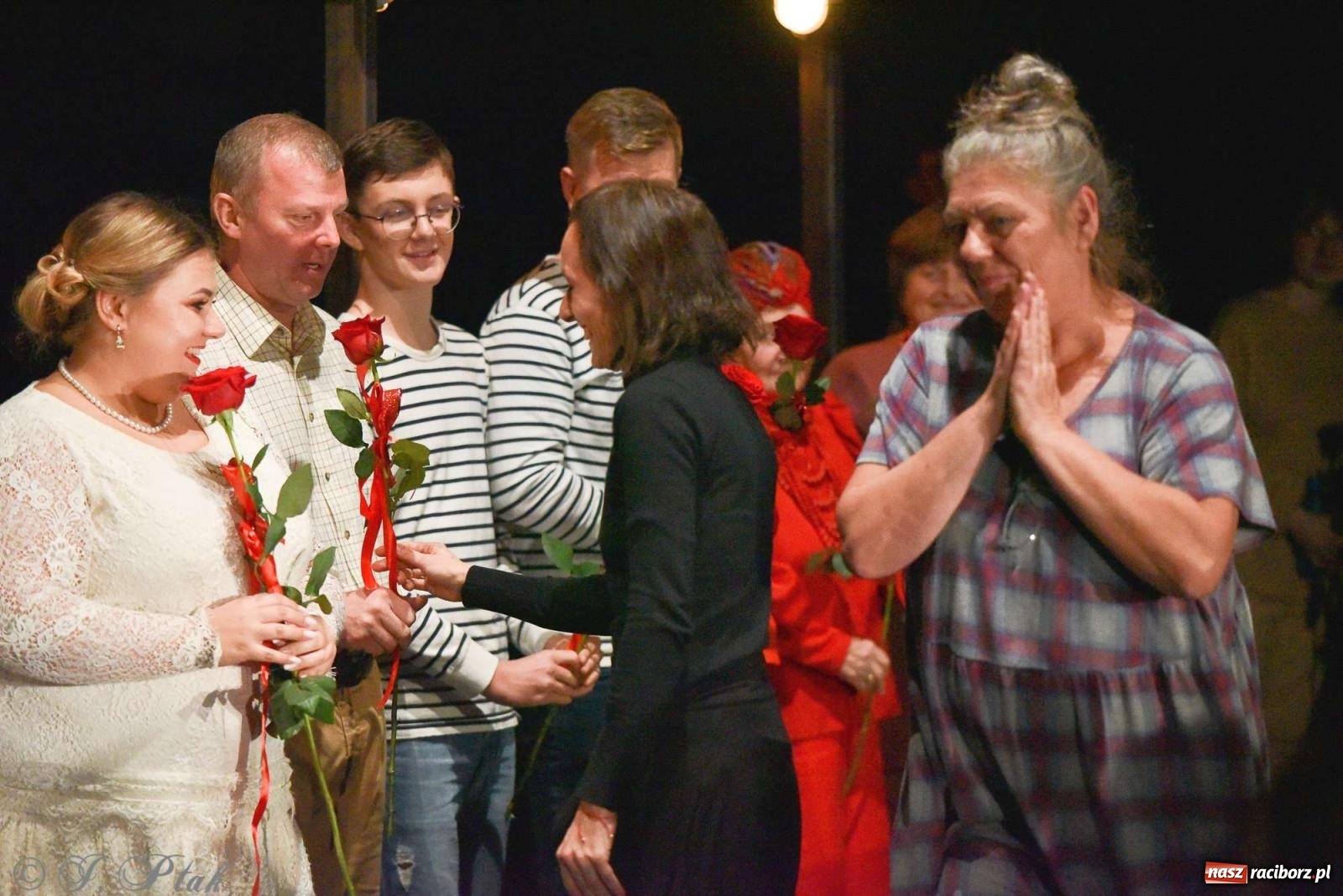 Zdjęcie w galerii na portalu naszraciborz.pl: Last Minute. Rdzenni Górnoślązacy pokazali w RCK spektakl o transformacji wiadomości z regionu