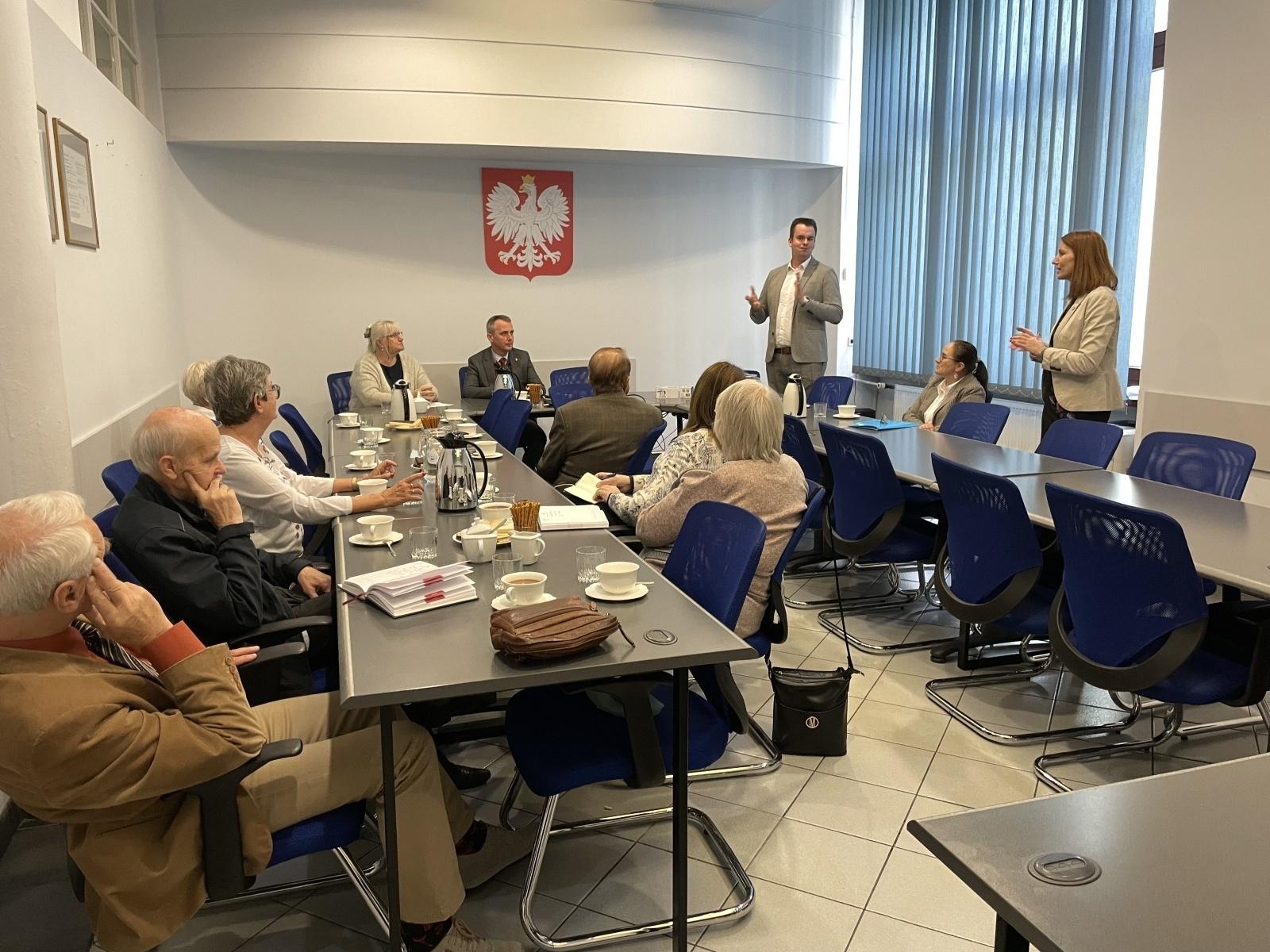 Zdjęcie w galerii na portalu naszraciborz.pl: Seniorzy z Raciborza dostali opaski bezpieczeństwa z funkcją teleopieki wiadomości z regionu