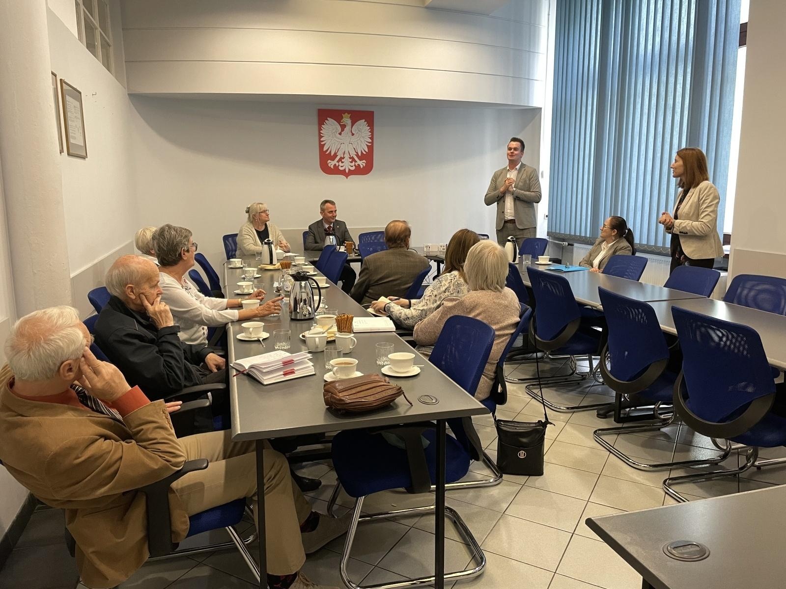 Zdjęcie w galerii na portalu naszraciborz.pl: Seniorzy z Raciborza dostali opaski bezpieczeństwa z funkcją teleopieki wiadomości z regionu