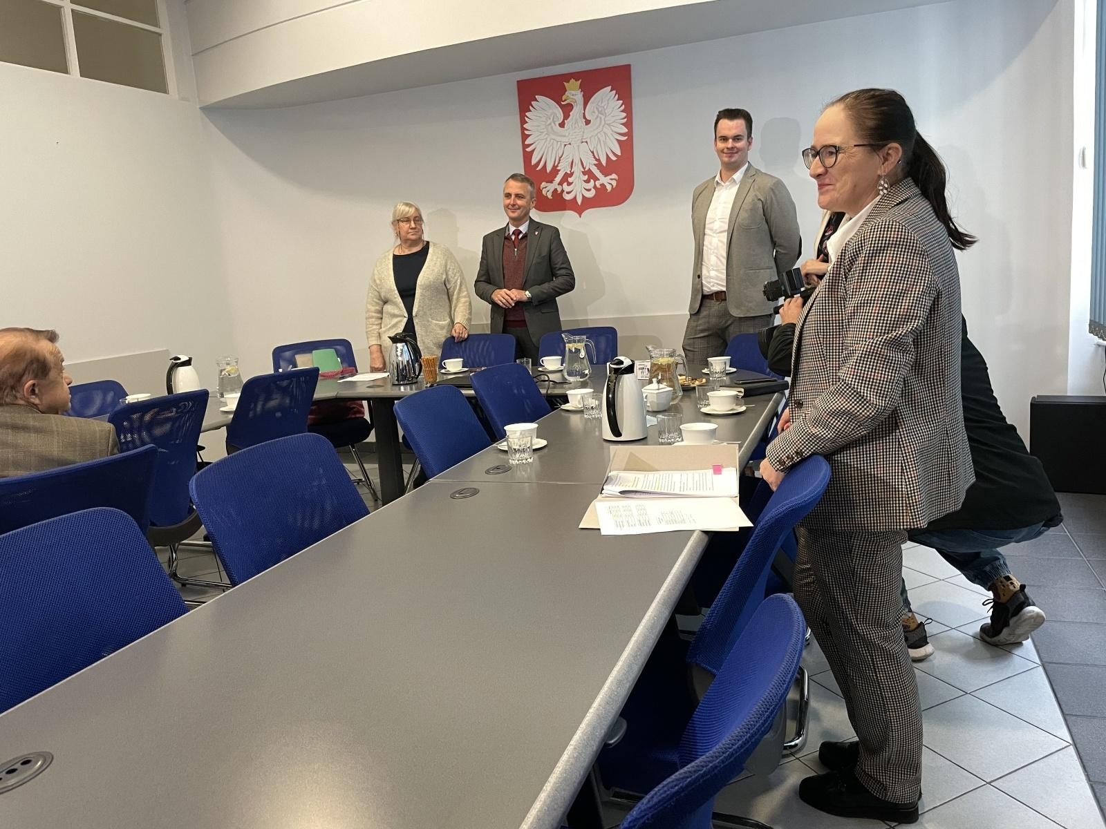 Zdjęcie w galerii na portalu naszraciborz.pl: Seniorzy z Raciborza dostali opaski bezpieczeństwa z funkcją teleopieki wiadomości z regionu