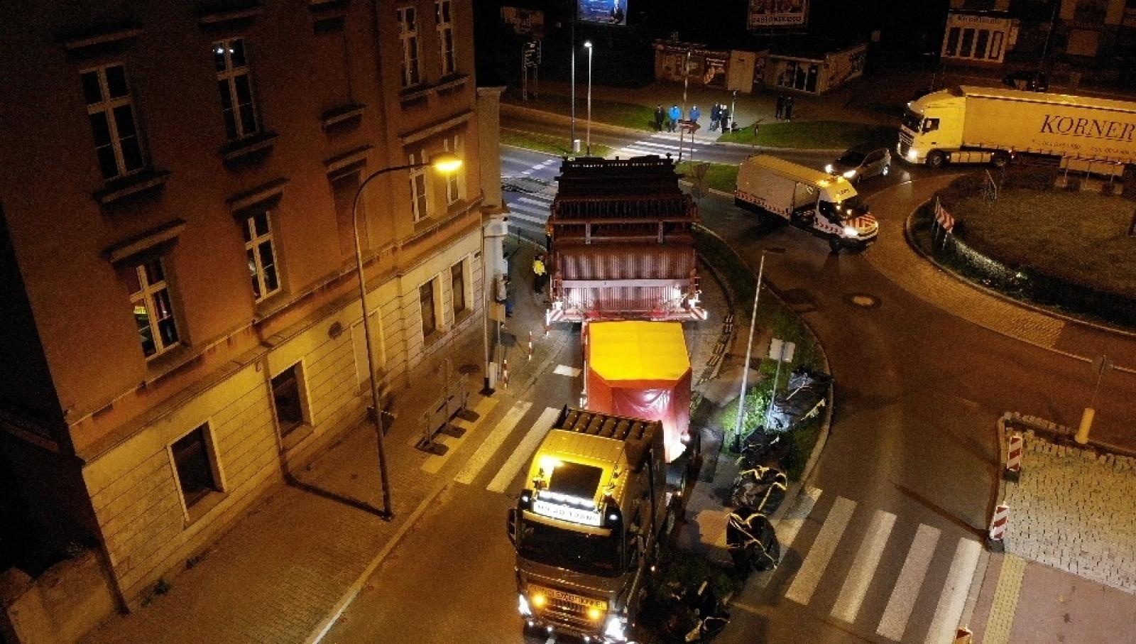 Zdjęcie w galerii na portalu naszraciborz.pl: Tak transport dwóch wielkich kotłów poradził sobie na nerce [FOTO i WIDEO] wiadomości z regionu