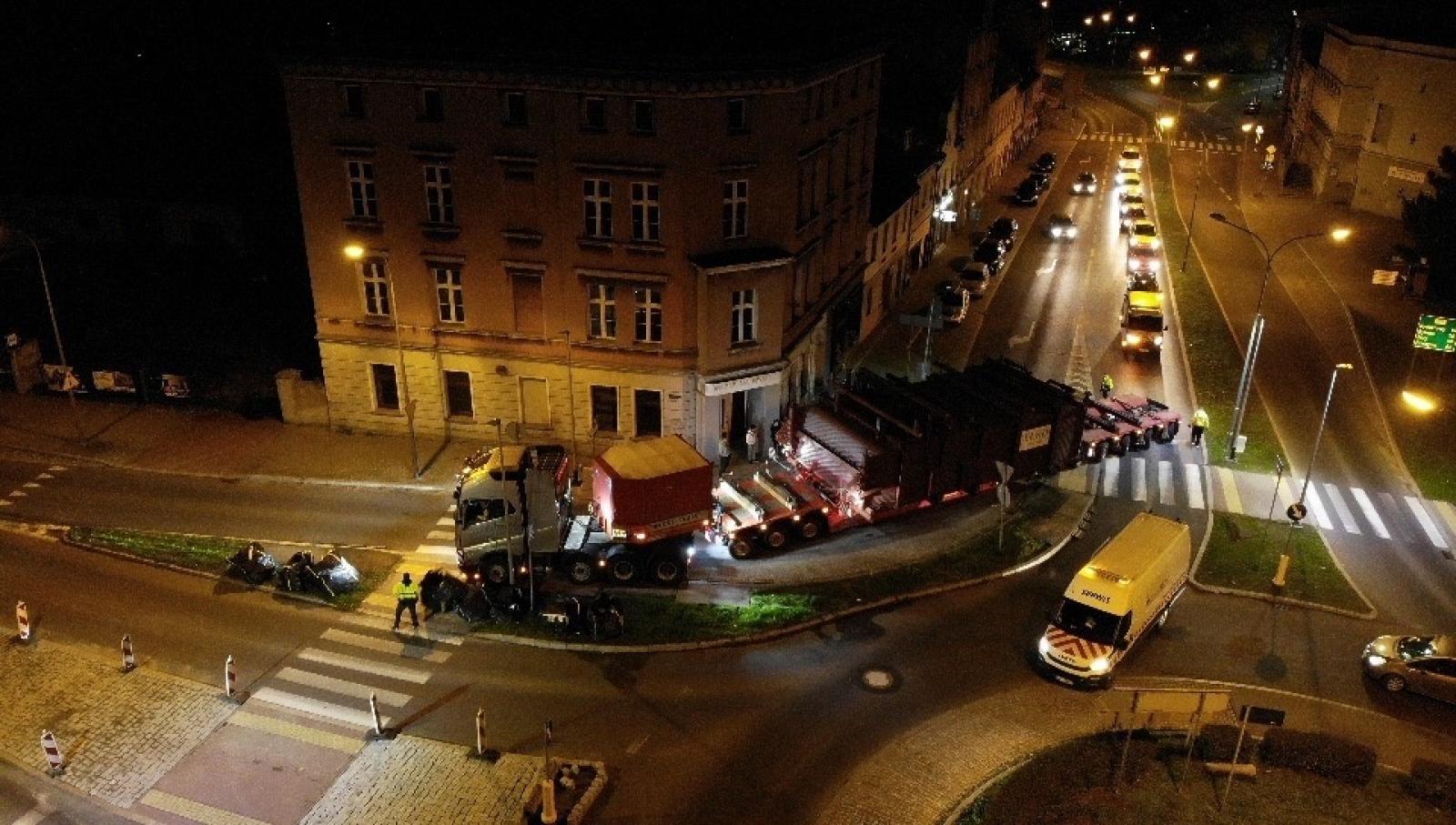 Zdjęcie w galerii na portalu naszraciborz.pl: Tak transport dwóch wielkich kotłów poradził sobie na nerce [FOTO i WIDEO] wiadomości z regionu