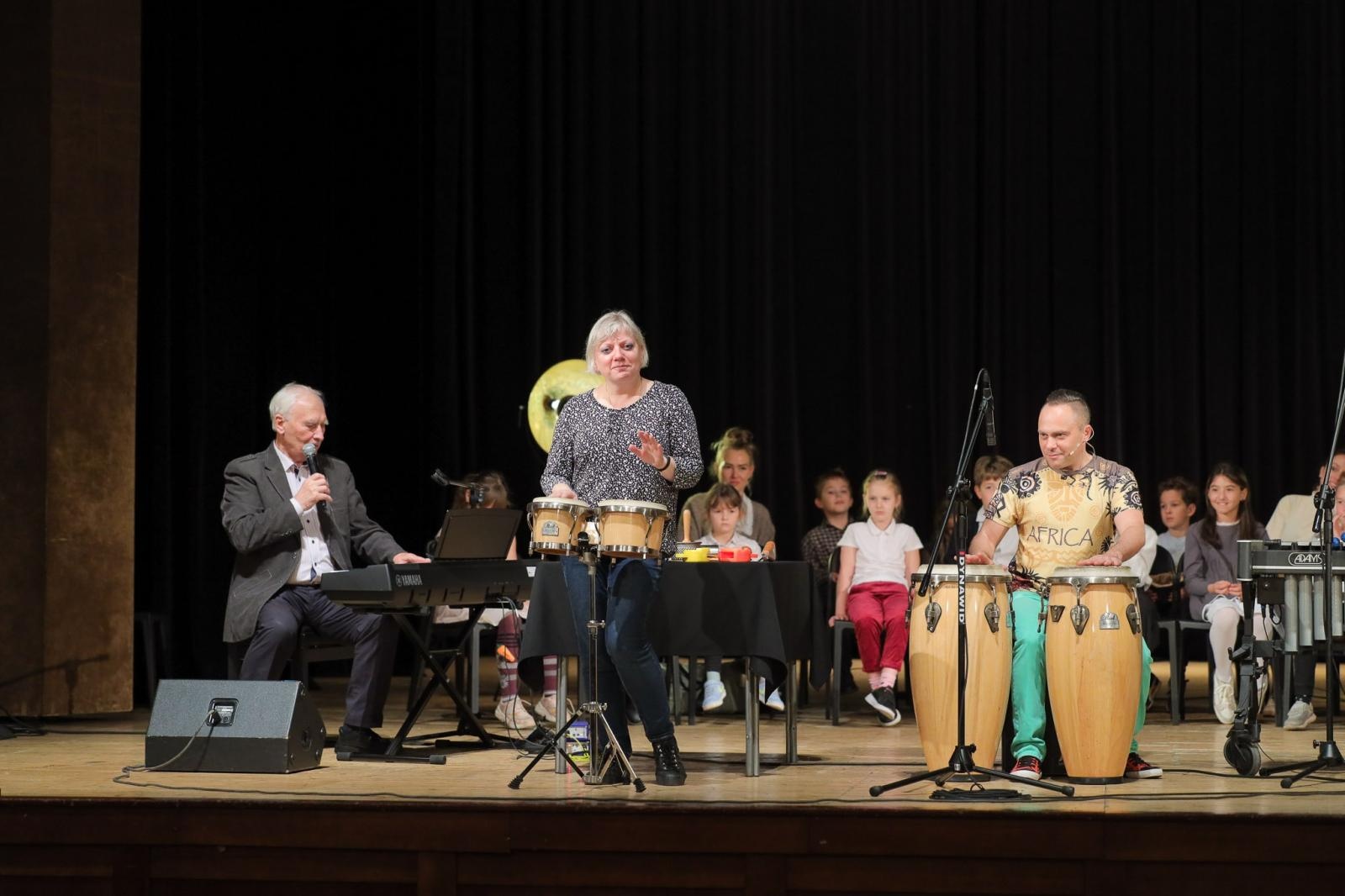 Zdjęcie w galerii na portalu naszraciborz.pl: Nieoczywiste instrumenty perkusyjne bohaterem kolejnych koncertów umuzykalniających wiadomości z regionu