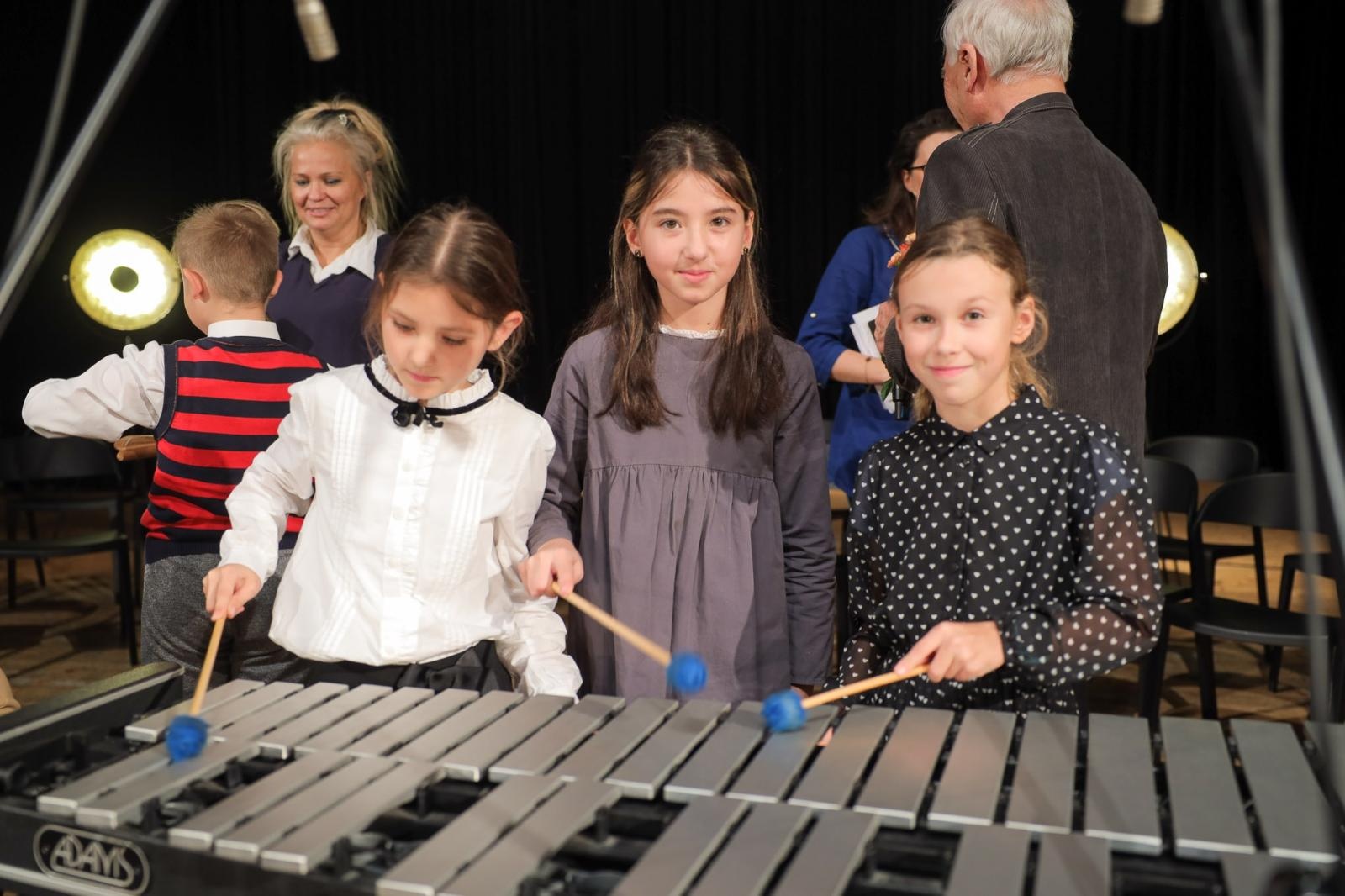 Zdjęcie w galerii na portalu naszraciborz.pl: Nieoczywiste instrumenty perkusyjne bohaterem kolejnych koncertów umuzykalniających wiadomości z regionu