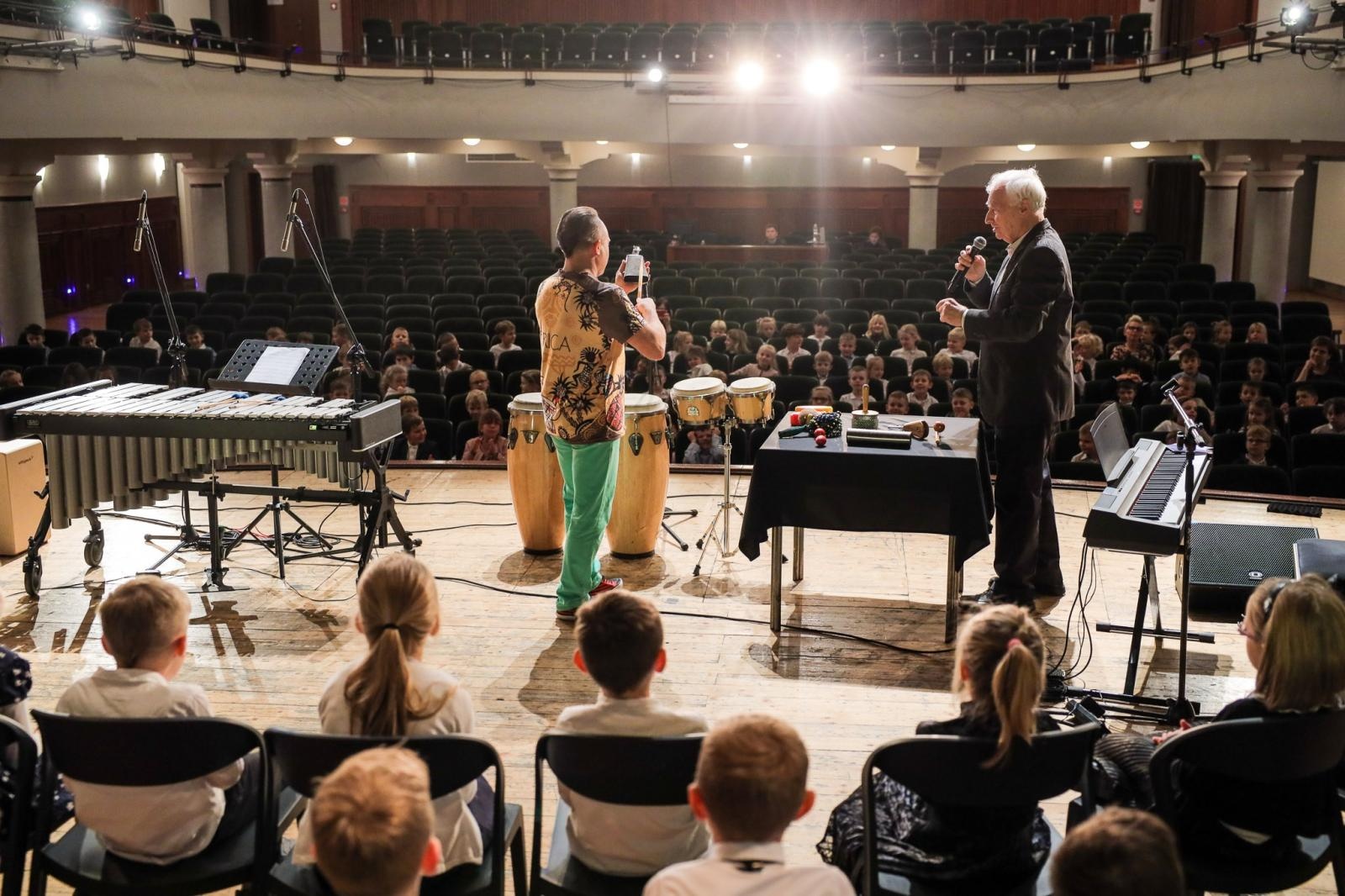 Zdjęcie w galerii na portalu naszraciborz.pl: Nieoczywiste instrumenty perkusyjne bohaterem kolejnych koncertów umuzykalniających wiadomości z regionu