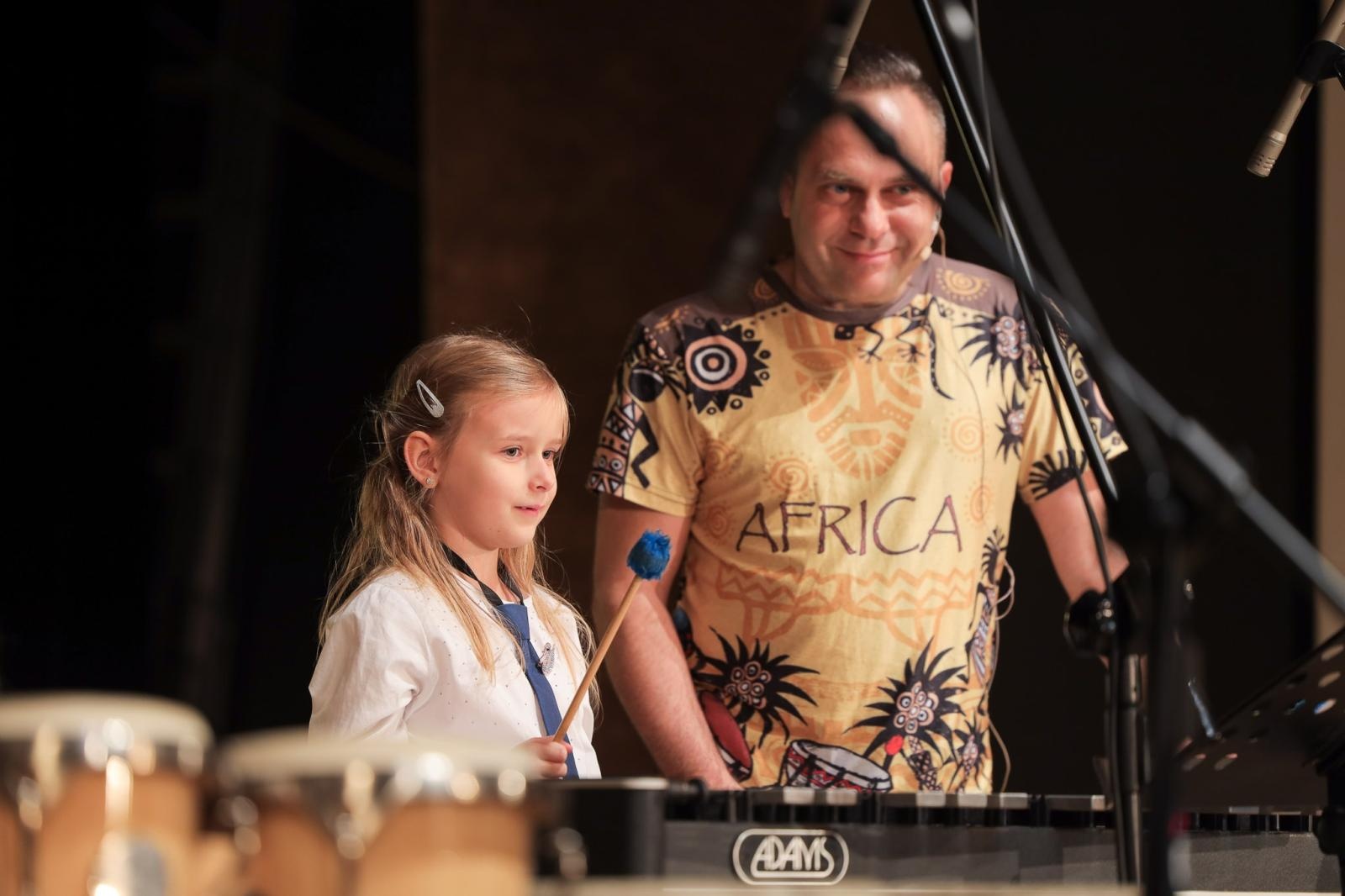 Zdjęcie w galerii na portalu naszraciborz.pl: Nieoczywiste instrumenty perkusyjne bohaterem kolejnych koncertów umuzykalniających wiadomości z regionu