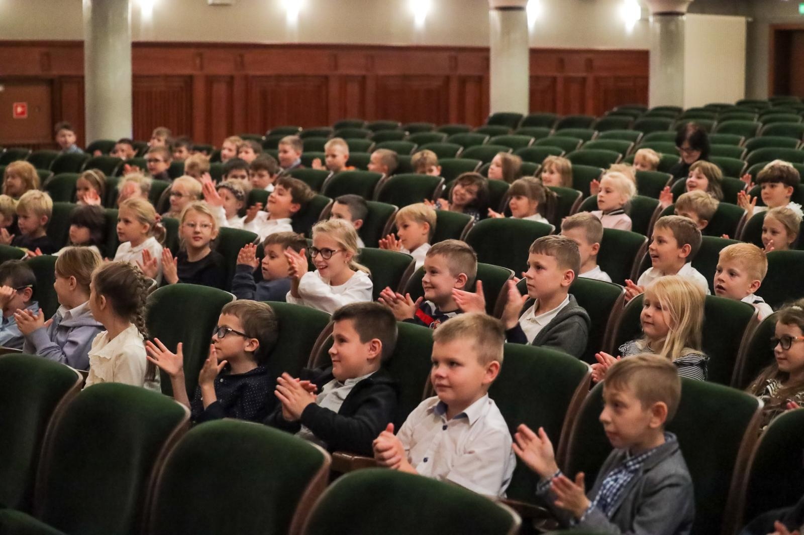 Zdjęcie w galerii na portalu naszraciborz.pl: Nieoczywiste instrumenty perkusyjne bohaterem kolejnych koncertów umuzykalniających wiadomości z regionu