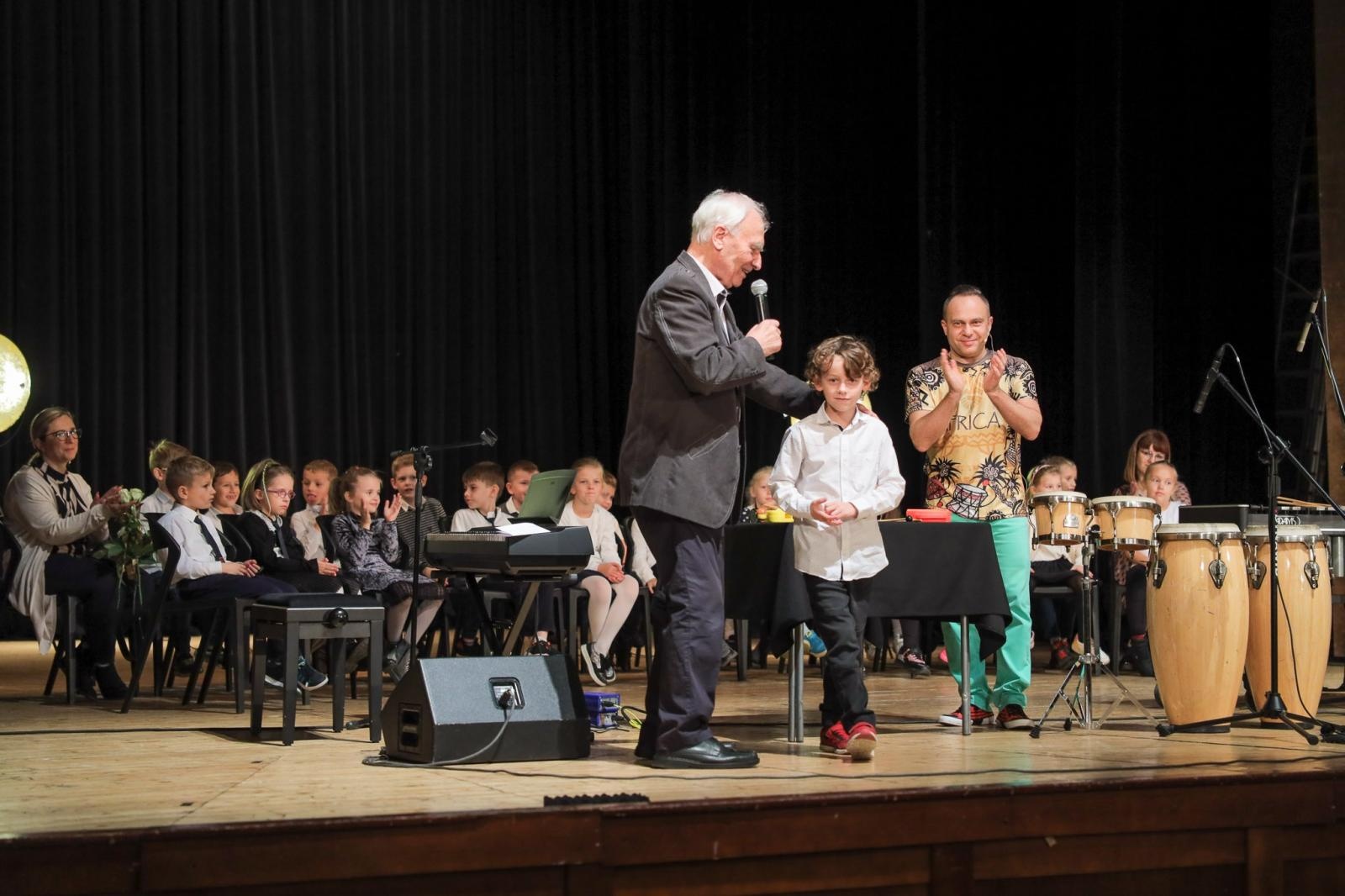 Zdjęcie w galerii na portalu naszraciborz.pl: Nieoczywiste instrumenty perkusyjne bohaterem kolejnych koncertów umuzykalniających wiadomości z regionu