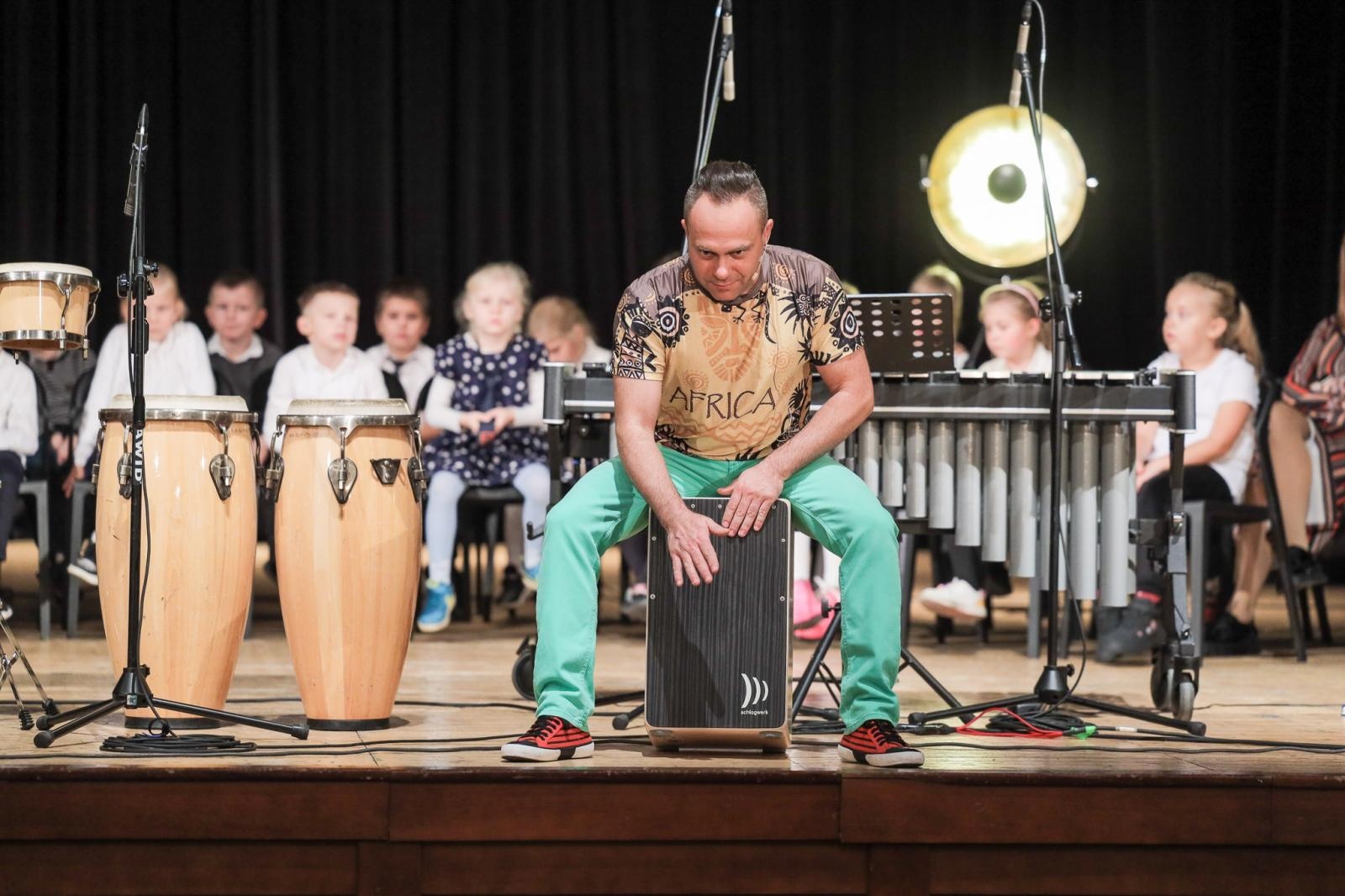 Zdjęcie w galerii na portalu naszraciborz.pl: Nieoczywiste instrumenty perkusyjne bohaterem kolejnych koncertów umuzykalniających wiadomości z regionu