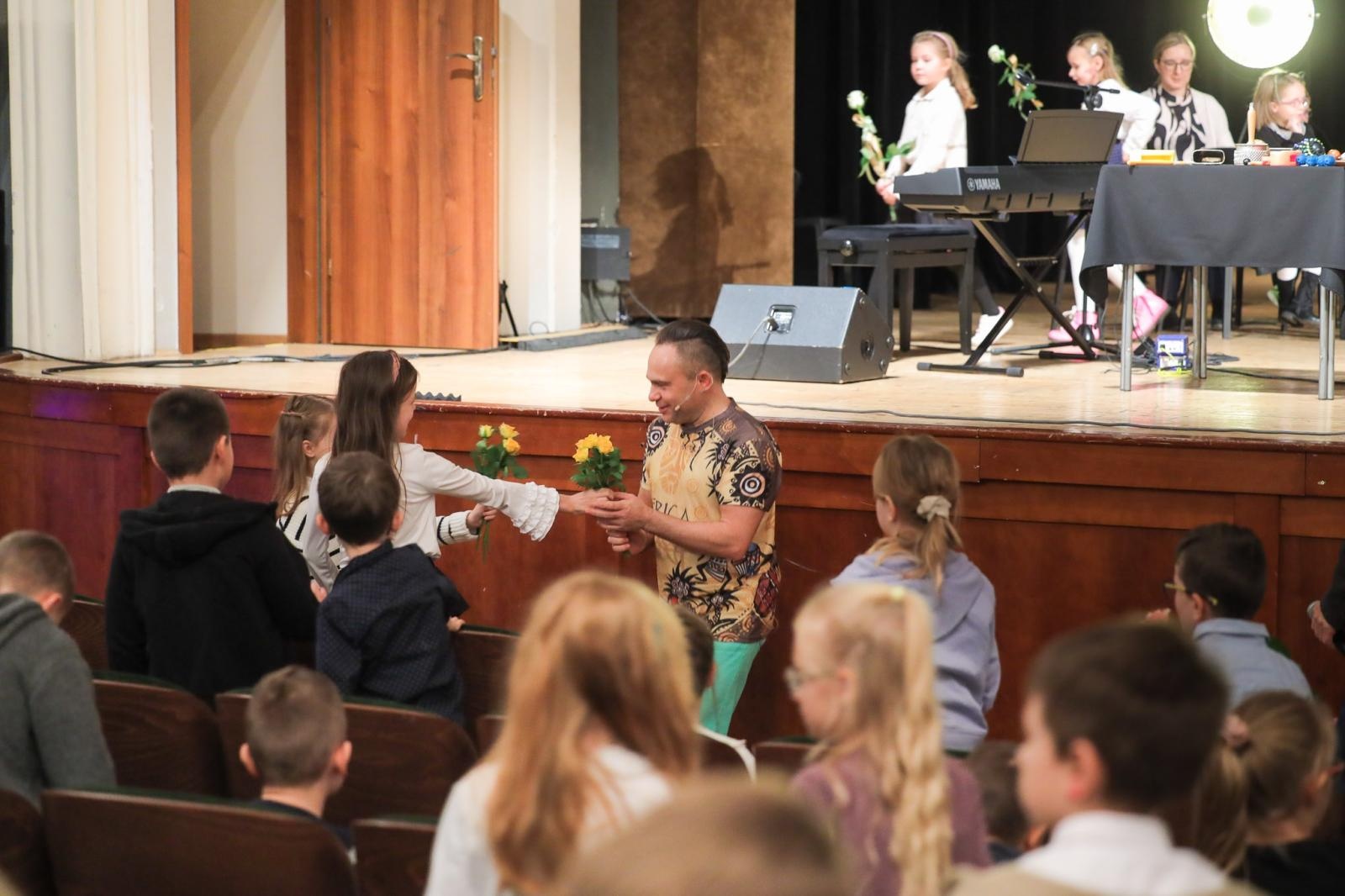 Zdjęcie w galerii na portalu naszraciborz.pl: Nieoczywiste instrumenty perkusyjne bohaterem kolejnych koncertów umuzykalniających wiadomości z regionu