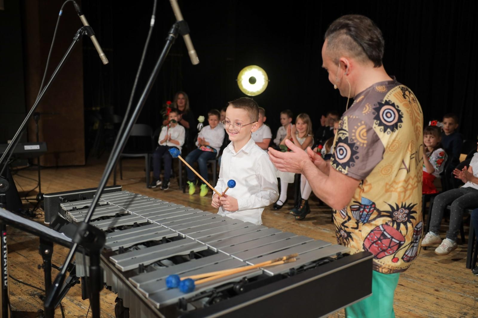 Zdjęcie w galerii na portalu naszraciborz.pl: Nieoczywiste instrumenty perkusyjne bohaterem kolejnych koncertów umuzykalniających wiadomości z regionu
