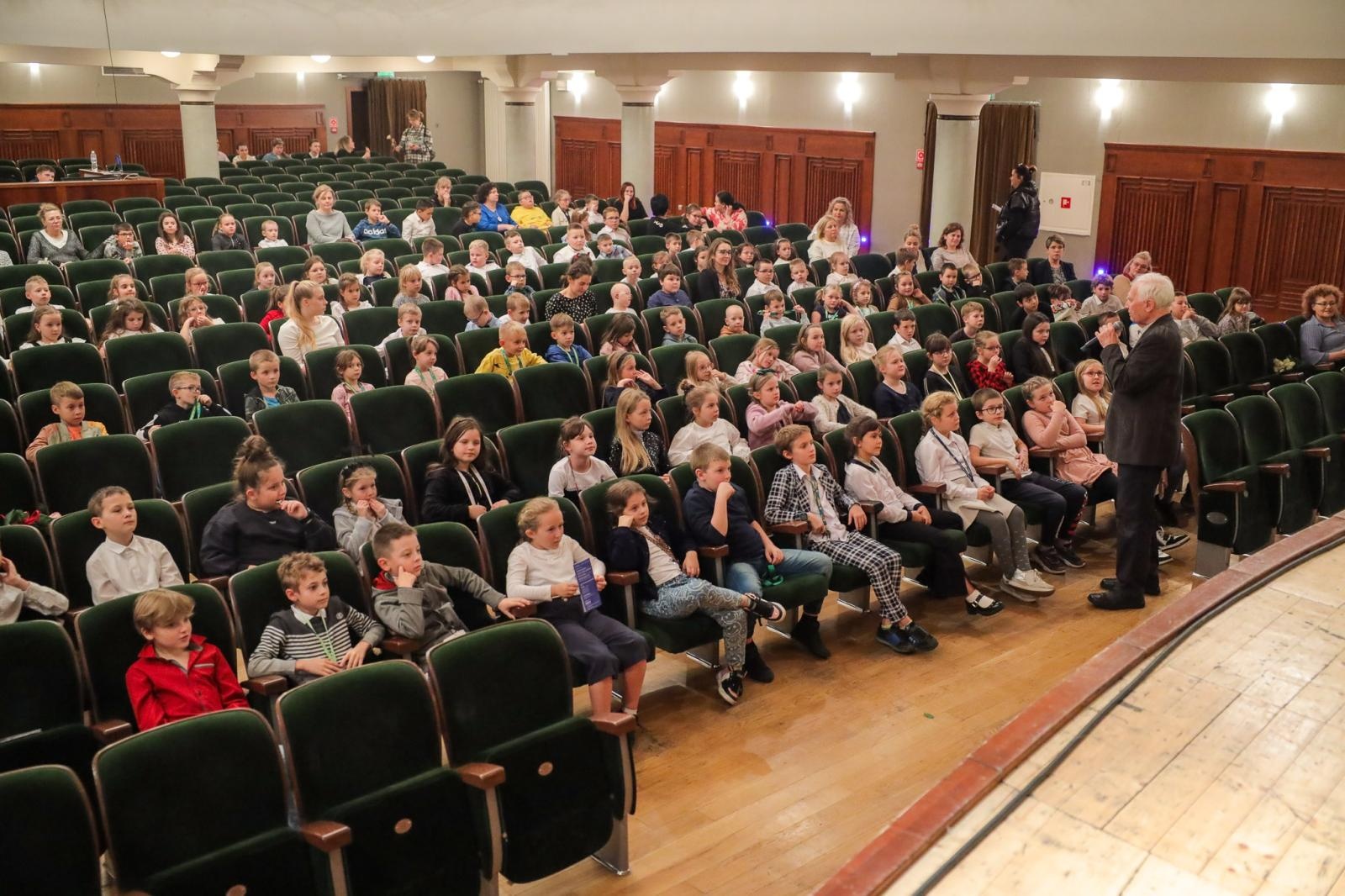 Zdjęcie w galerii na portalu naszraciborz.pl: Nieoczywiste instrumenty perkusyjne bohaterem kolejnych koncertów umuzykalniających wiadomości z regionu