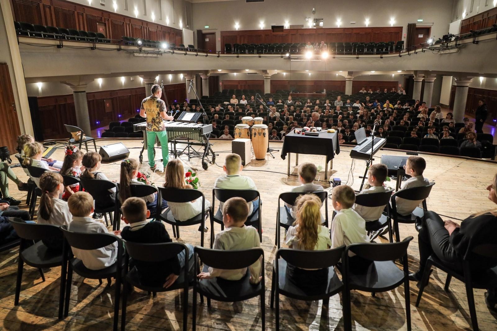 Zdjęcie w galerii na portalu naszraciborz.pl: Nieoczywiste instrumenty perkusyjne bohaterem kolejnych koncertów umuzykalniających wiadomości z regionu