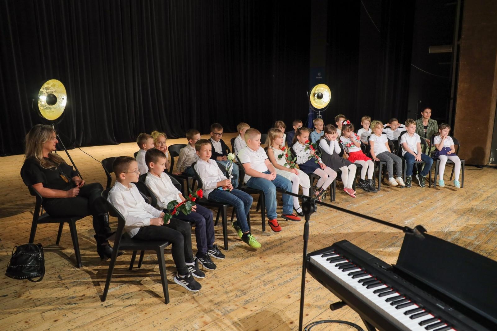 Zdjęcie w galerii na portalu naszraciborz.pl: Nieoczywiste instrumenty perkusyjne bohaterem kolejnych koncertów umuzykalniających wiadomości z regionu