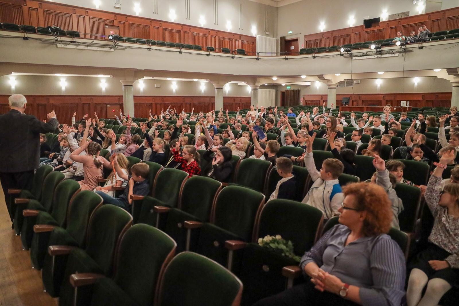 Zdjęcie w galerii na portalu naszraciborz.pl: Nieoczywiste instrumenty perkusyjne bohaterem kolejnych koncertów umuzykalniających wiadomości z regionu