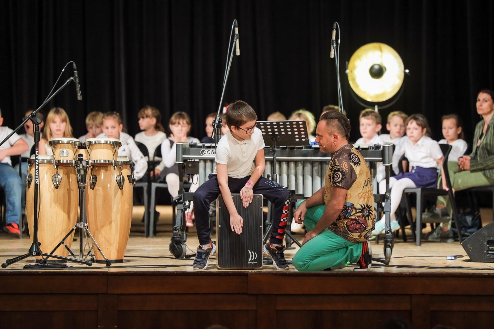 Zdjęcie w galerii na portalu naszraciborz.pl: Nieoczywiste instrumenty perkusyjne bohaterem kolejnych koncertów umuzykalniających wiadomości z regionu