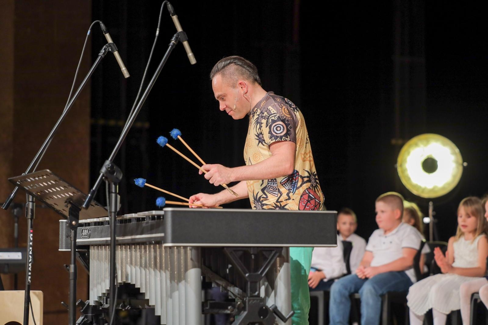 Zdjęcie w galerii na portalu naszraciborz.pl: Nieoczywiste instrumenty perkusyjne bohaterem kolejnych koncertów umuzykalniających wiadomości z regionu