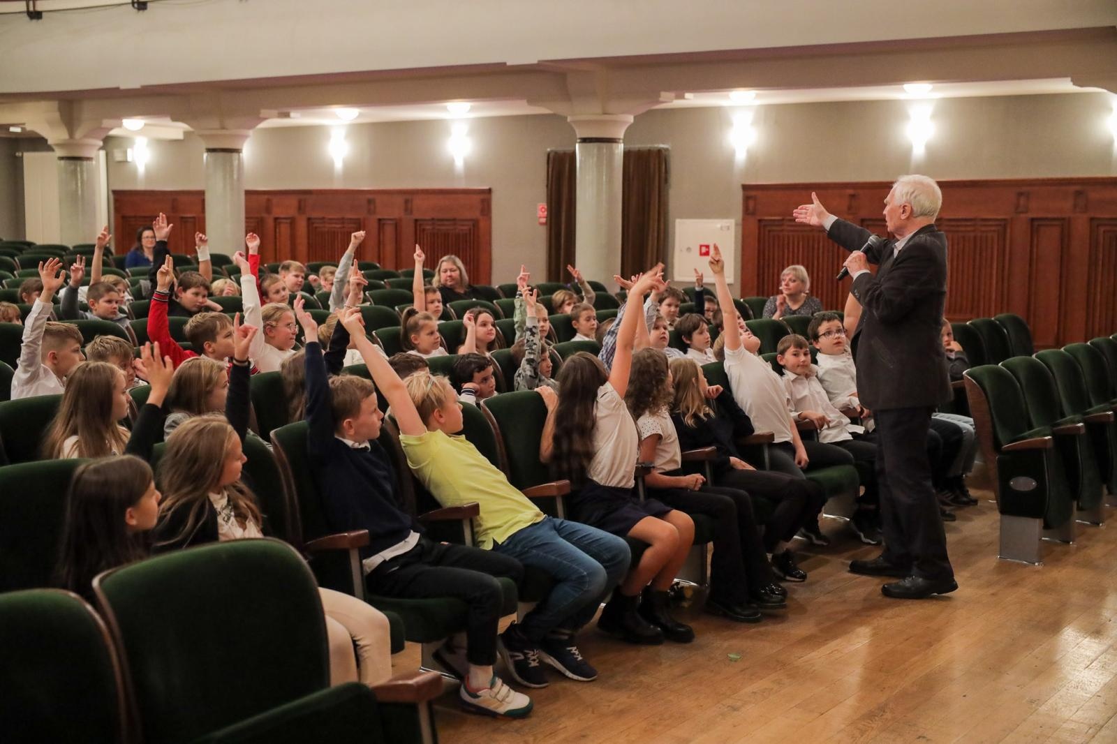 Zdjęcie w galerii na portalu naszraciborz.pl: Nieoczywiste instrumenty perkusyjne bohaterem kolejnych koncertów umuzykalniających wiadomości z regionu