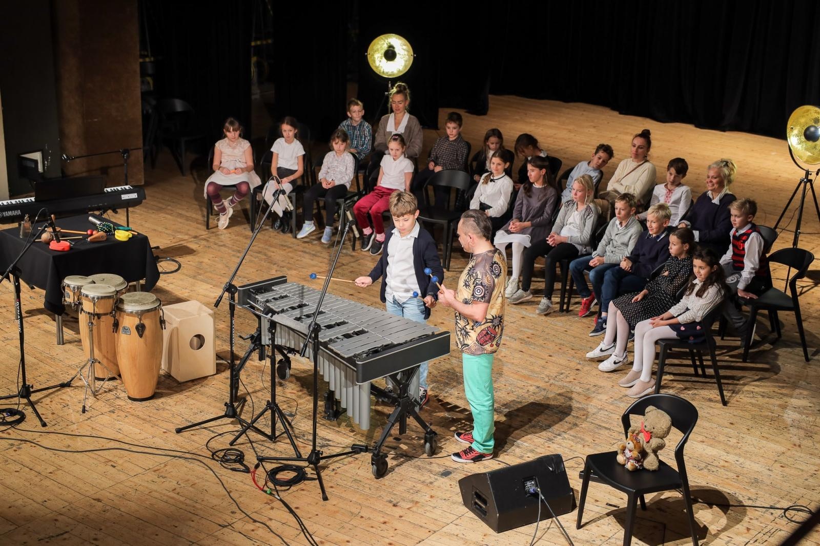 Zdjęcie w galerii na portalu naszraciborz.pl: Nieoczywiste instrumenty perkusyjne bohaterem kolejnych koncertów umuzykalniających wiadomości z regionu