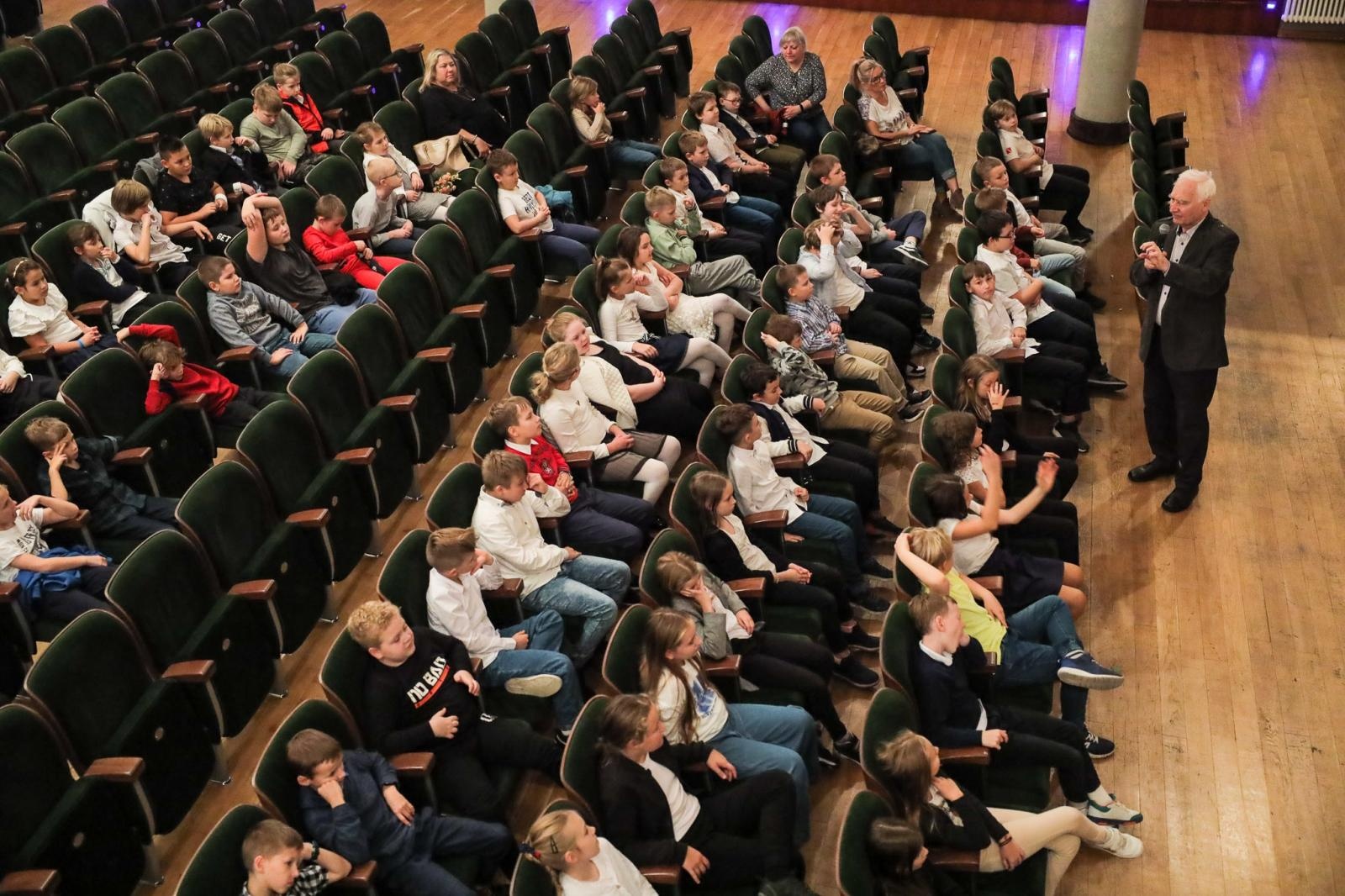 Zdjęcie w galerii na portalu naszraciborz.pl: Nieoczywiste instrumenty perkusyjne bohaterem kolejnych koncertów umuzykalniających wiadomości z regionu