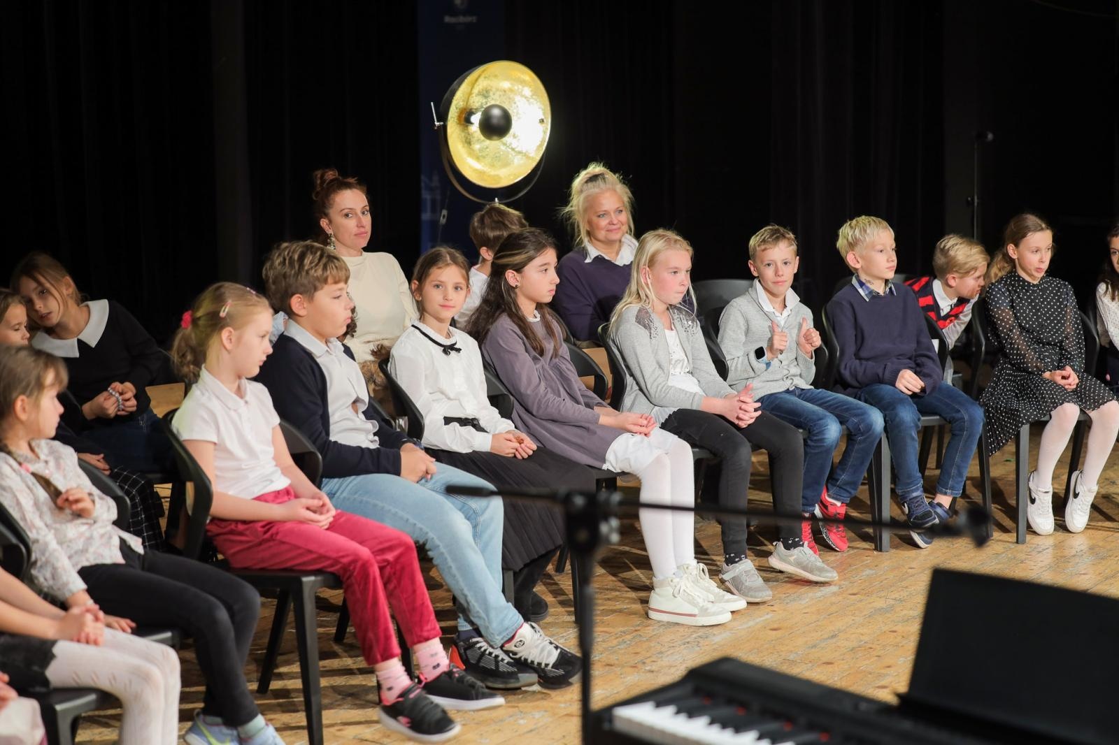 Zdjęcie w galerii na portalu naszraciborz.pl: Nieoczywiste instrumenty perkusyjne bohaterem kolejnych koncertów umuzykalniających wiadomości z regionu