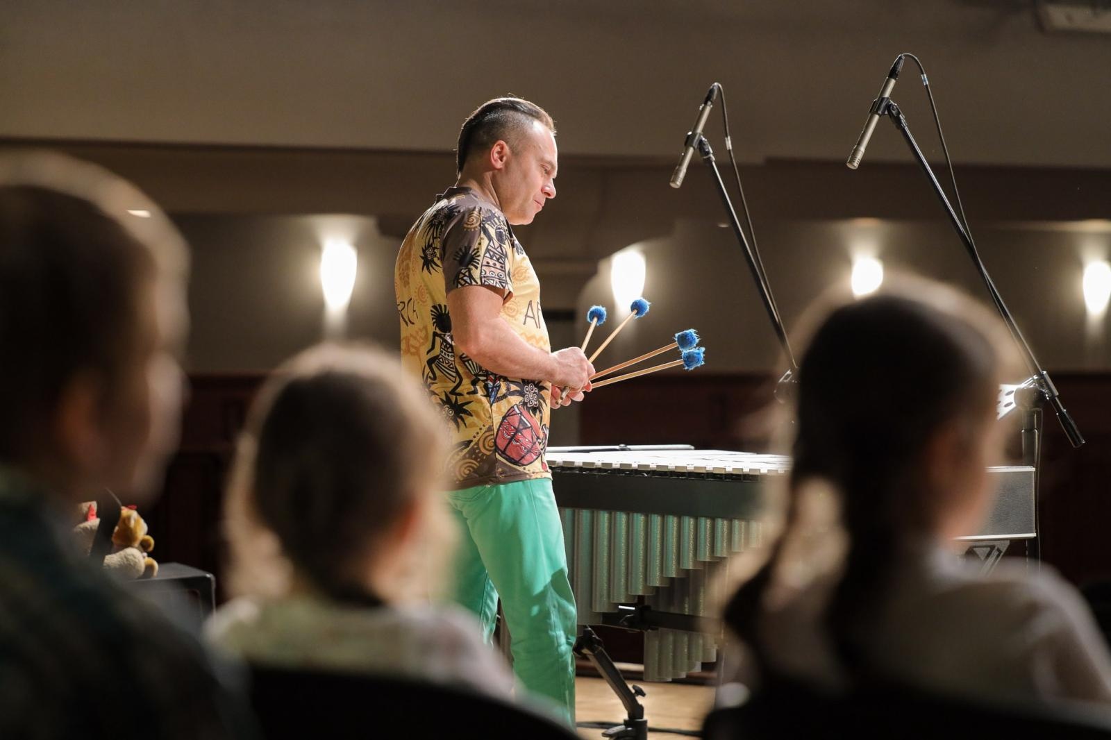 Zdjęcie w galerii na portalu naszraciborz.pl: Nieoczywiste instrumenty perkusyjne bohaterem kolejnych koncertów umuzykalniających wiadomości z regionu