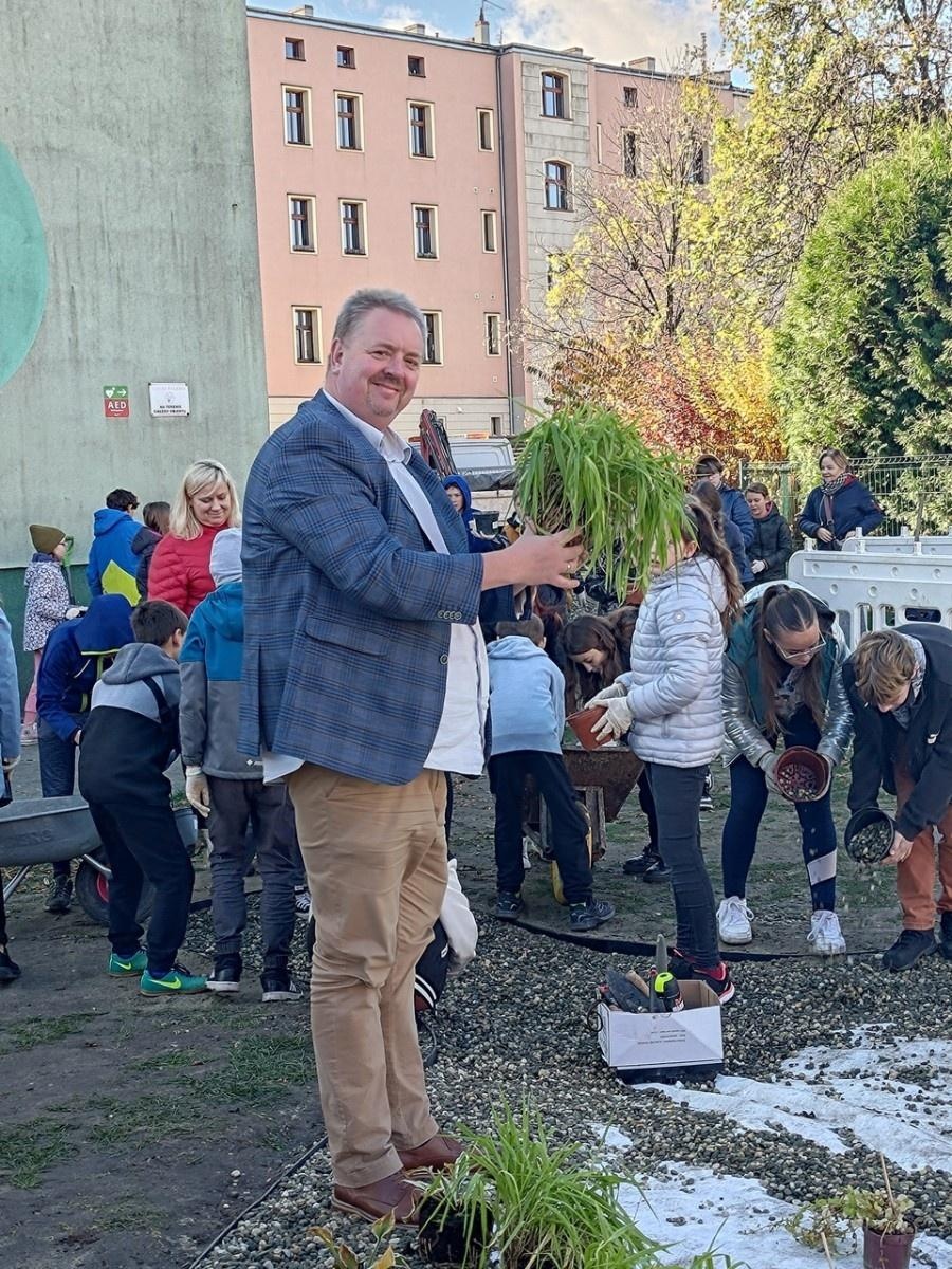 Zdjęcie w galerii na portalu naszraciborz.pl: W Raciborzu powstał ogród deszczowy przy SP13 wiadomości z regionu