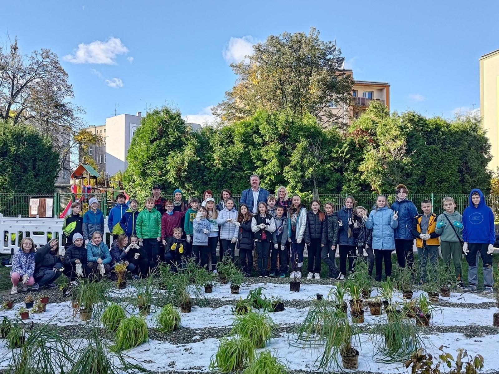 Zdjęcie w galerii na portalu naszraciborz.pl: W Raciborzu powstał ogród deszczowy przy SP13 wiadomości z regionu