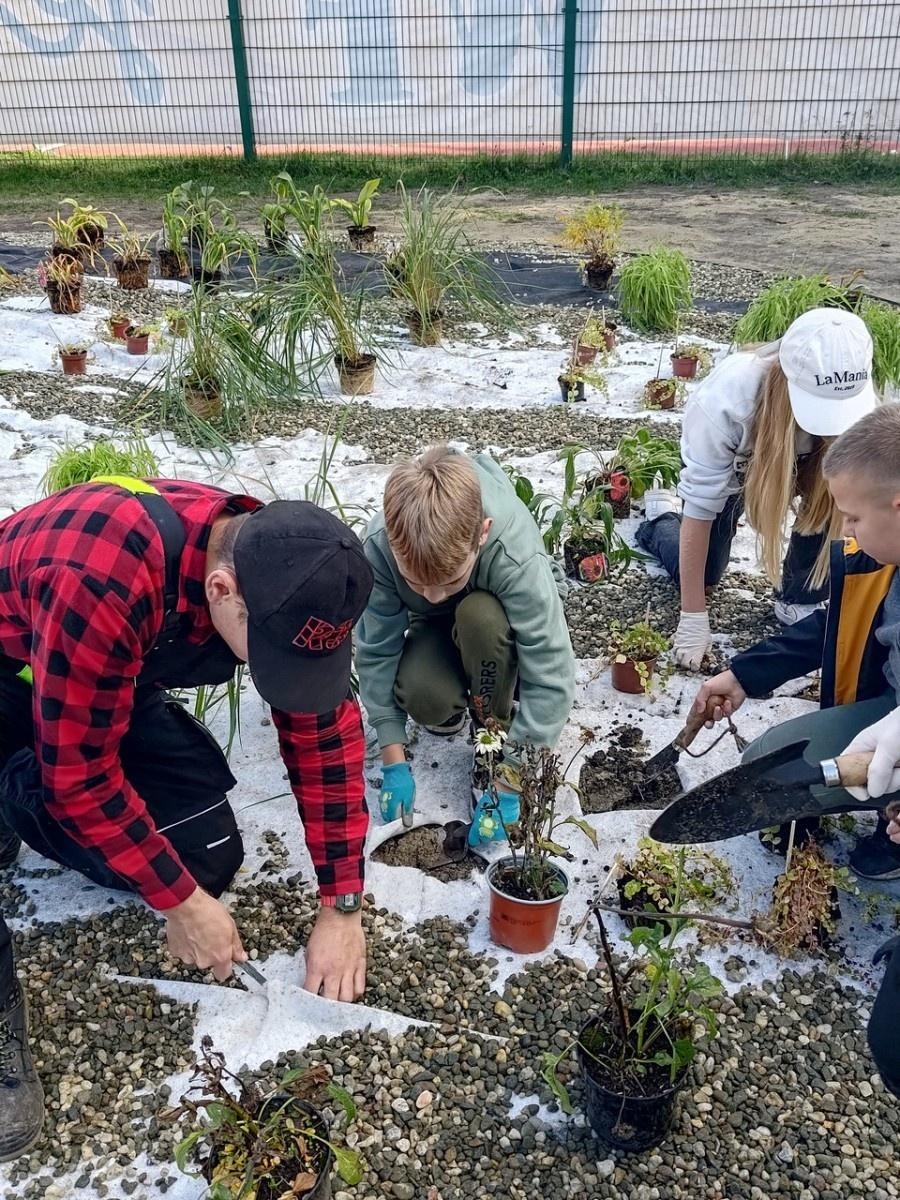 Zdjęcie w galerii na portalu naszraciborz.pl: W Raciborzu powstał ogród deszczowy przy SP13 wiadomości z regionu