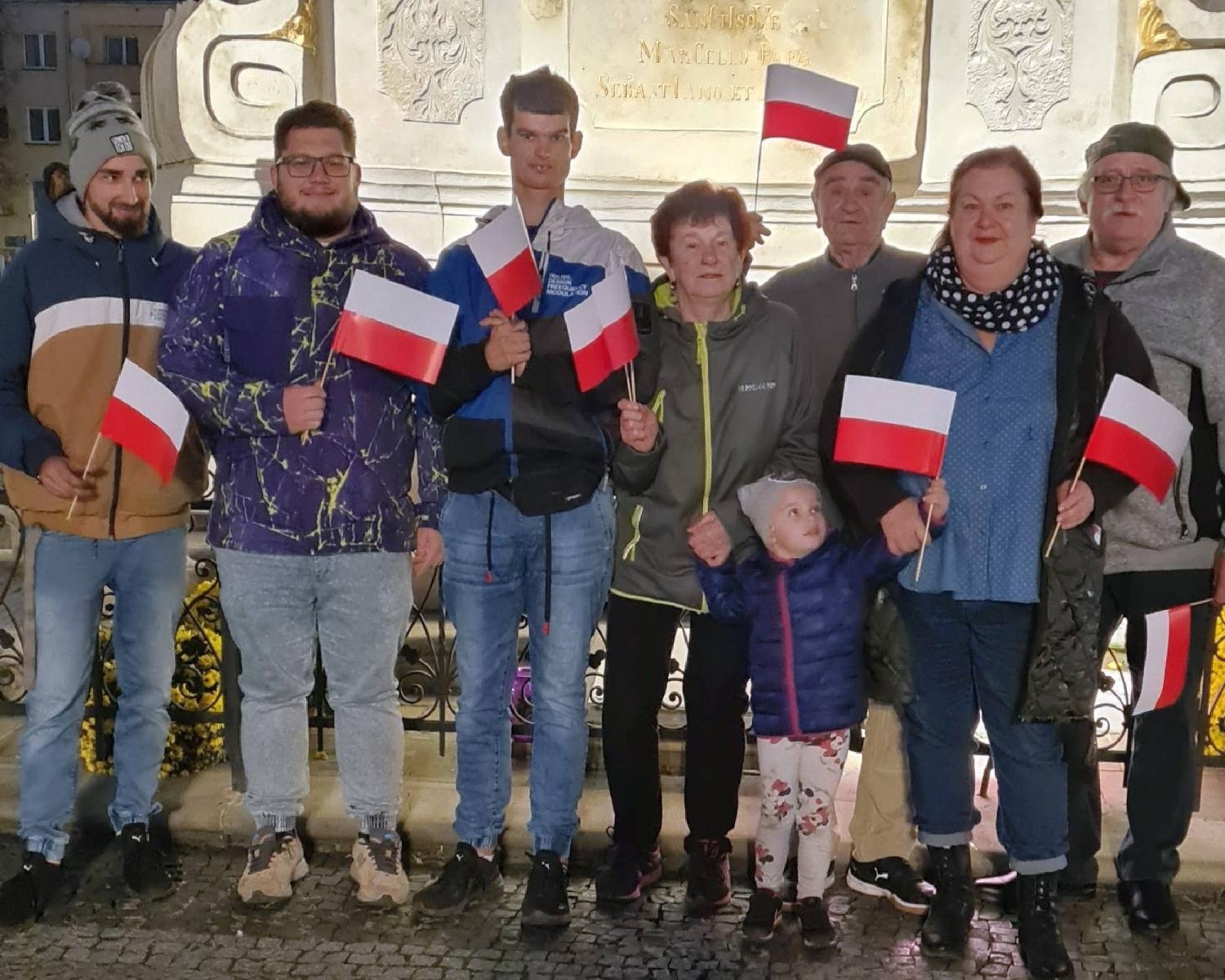 Zdjęcie w galerii na portalu naszraciborz.pl: Polska 2050 rozdawała w Raciborzu flagi wiadomości z regionu