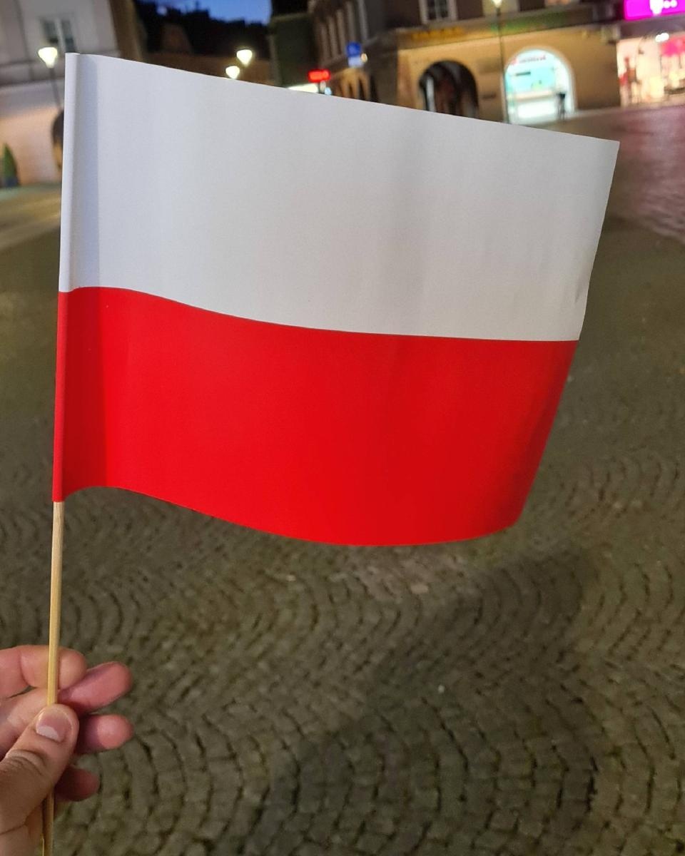 Zdjęcie w galerii na portalu naszraciborz.pl: Polska 2050 rozdawała w Raciborzu flagi wiadomości z regionu