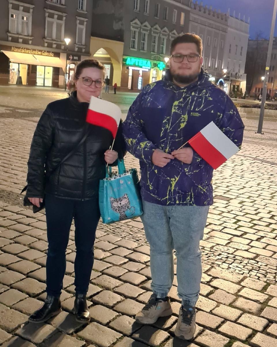Zdjęcie w galerii na portalu naszraciborz.pl: Polska 2050 rozdawała w Raciborzu flagi wiadomości z regionu