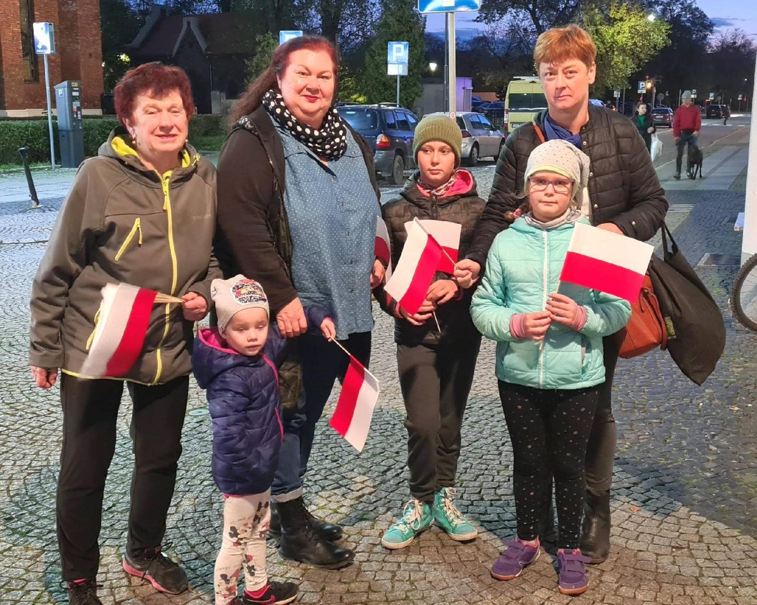 Zdjęcie w galerii na portalu naszraciborz.pl: Polska 2050 rozdawała w Raciborzu flagi wiadomości z regionu